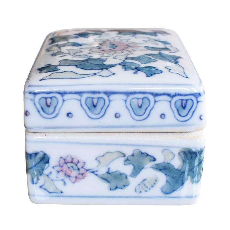 Dekorative Chinoiserie-Schachtel aus Keramik mit Deckel und rosa und blauem Blumenmotiv aus Keramik (Chinesisch) im Angebot