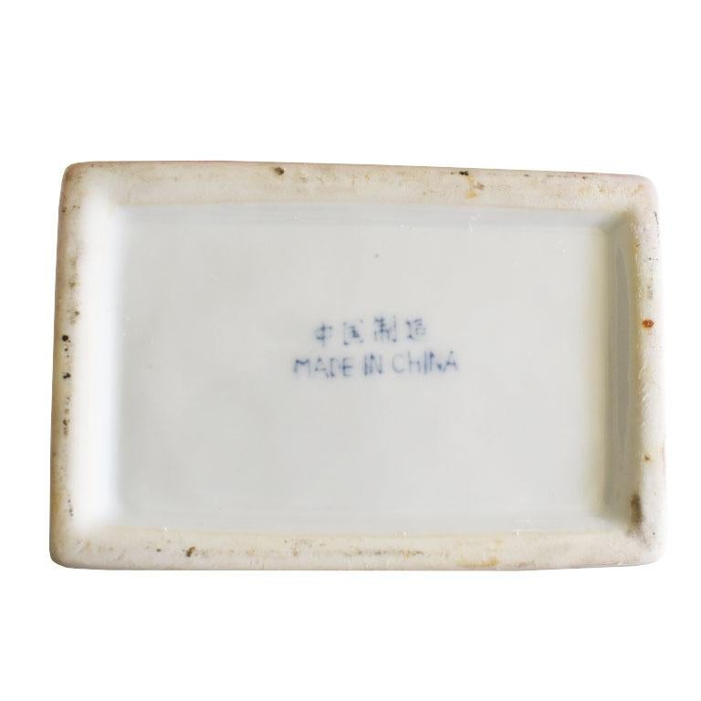 Caja Decorativa de Cerámica Chinoiserie con Tapa y Motivo Floral Rosa y Azul siglo XX en venta