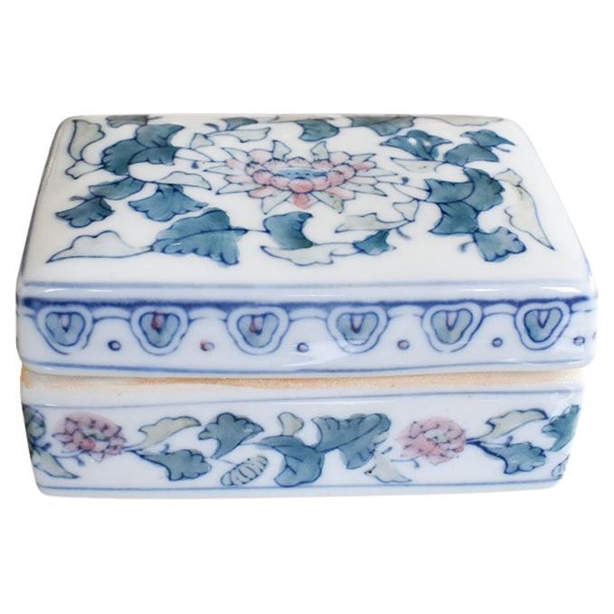 Dekorative Chinoiserie-Schachtel aus Keramik mit Deckel und rosa und blauem Blumenmotiv aus Keramik im Angebot