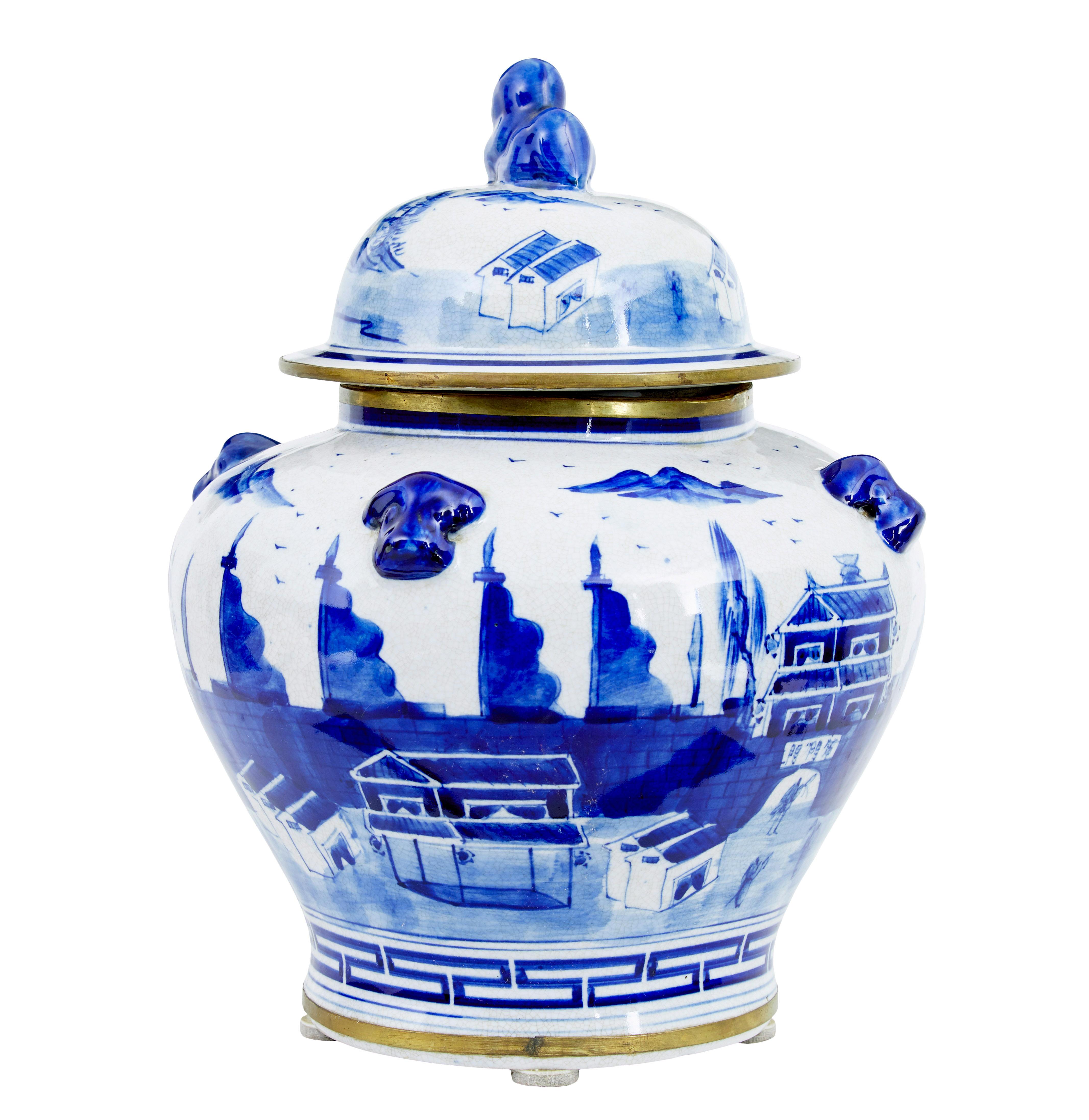 Pot à gingembre décoratif en céramique circa 1960.

Petit pot de gingembre chinois de bonne qualité.  Peint à la main en bleu sur fond blanc, décoré en outre d'une bordure et d'un bord inférieur dorés.

Bon état.  Le bord du pot est irrégulier, mais