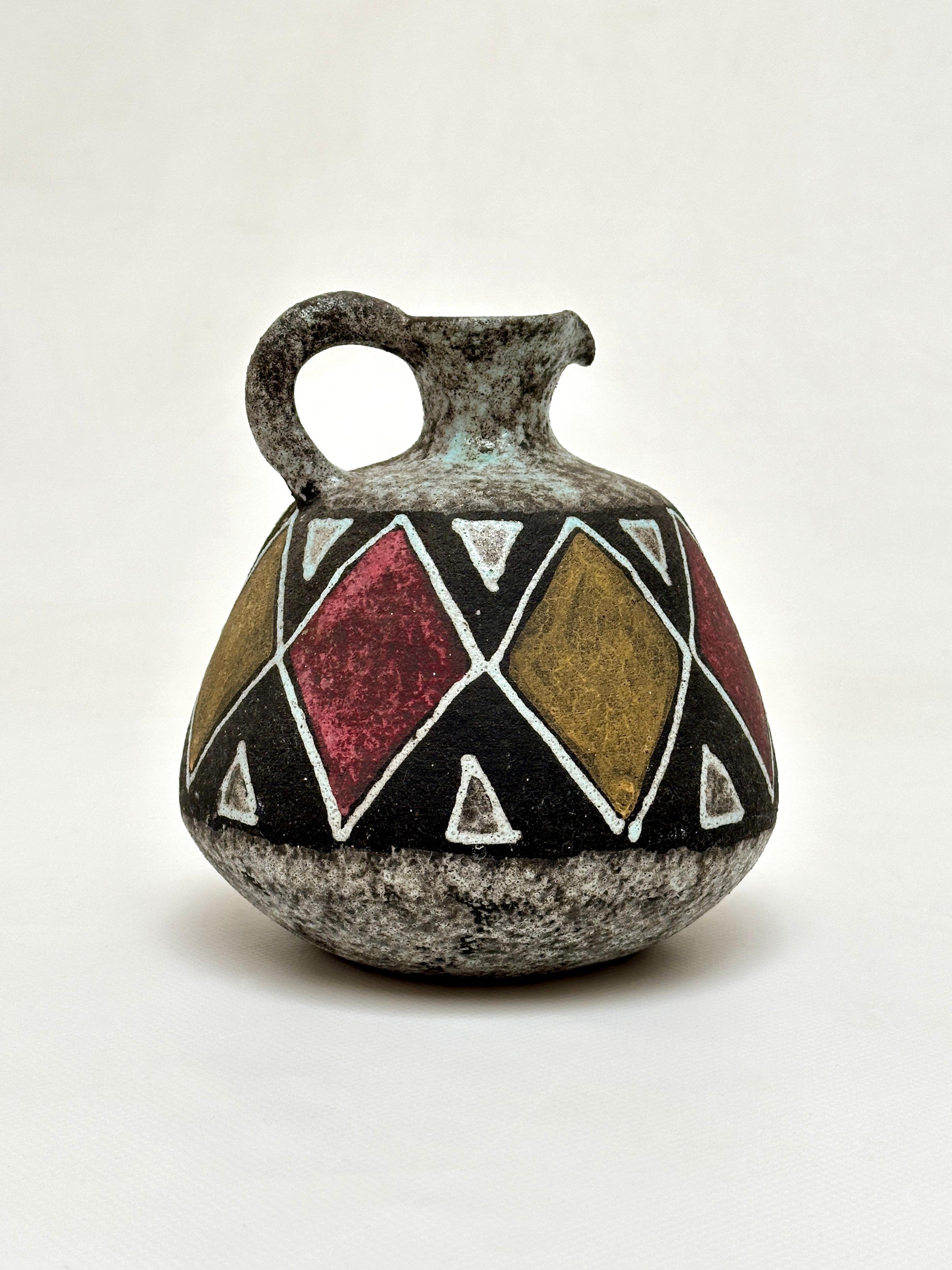 Argile chamottée soulignée d'une frise géométrique polychrome.
Signature incisée sur le fond.

À propos d'Accolay 

Accolay désigne à la fois le lieu (Bourgogne du Sud) et le nom d'une communauté de céramistes dont l'activité foisonnante sera sur