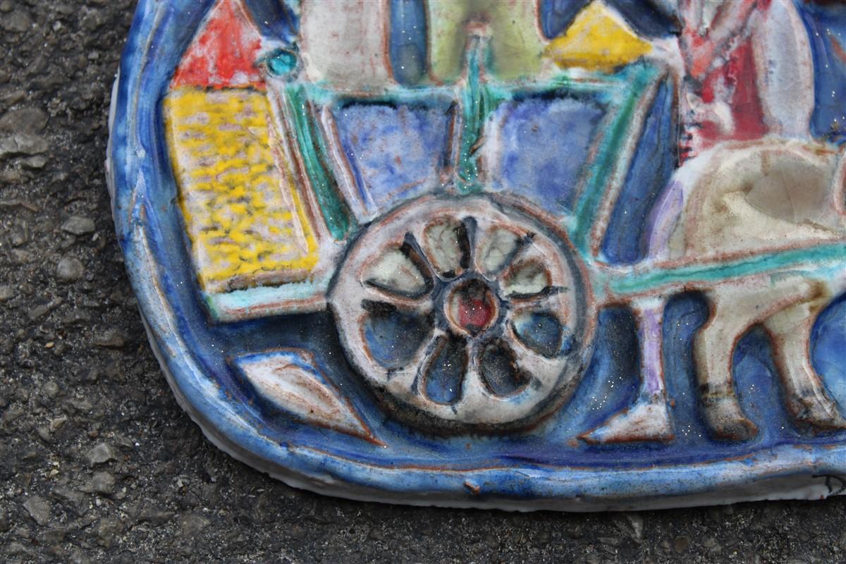 Piatto decorativo in ceramica con personaggi e carretto Giovanni De simone 1960s in vendita 4