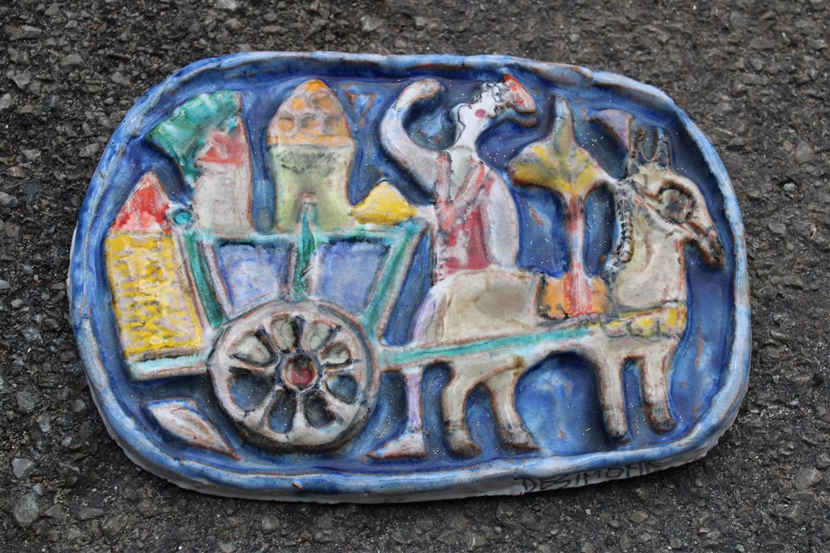Assiette décorative en céramique avec personnages et chariot Giovanni De simone 1960s