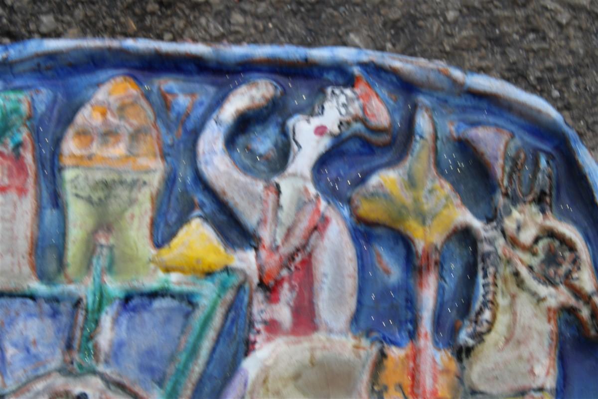 Mid-Century Modern Assiette décorative en céramique avec personnages et chariot Giovanni De simone, années 1960 en vente
