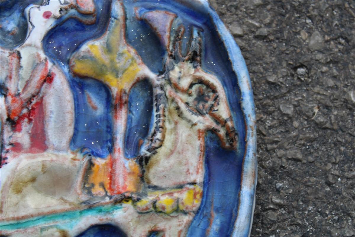 Decorative ceramic plate with characters and cart Giovanni De simone 1960s In Good Condition For Sale In Palermo, Sicily
