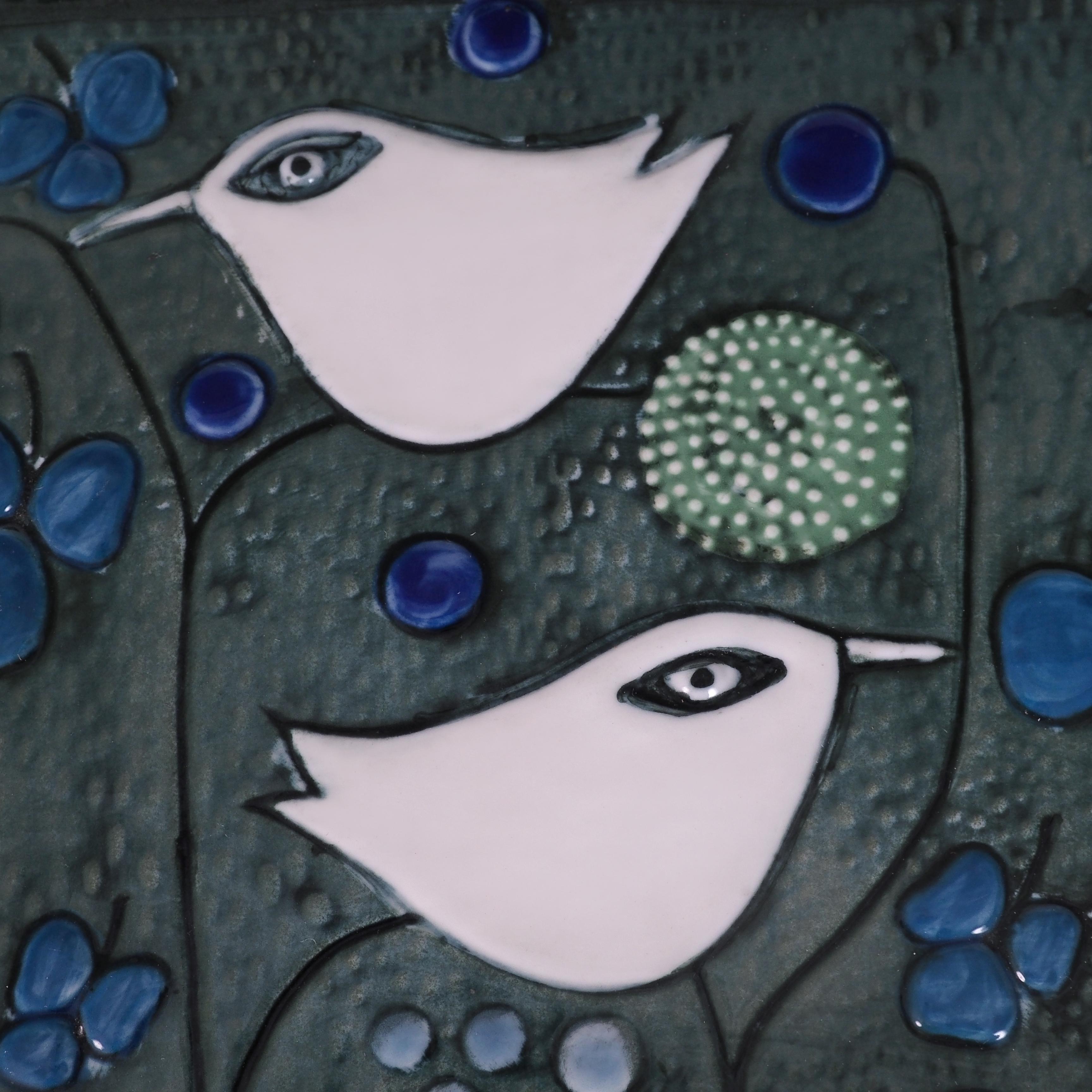 Dekoratives Tablett der schwedischen Künstlerin Sylvia Leuchovius. (1915-2003). Leuchovius war fast 30 Jahre lang einer der produktivsten Künstler Rörstrands. Dieses Tablett ist ein typisches Beispiel für ihr Werk, das oft von der Natur mit Blumen