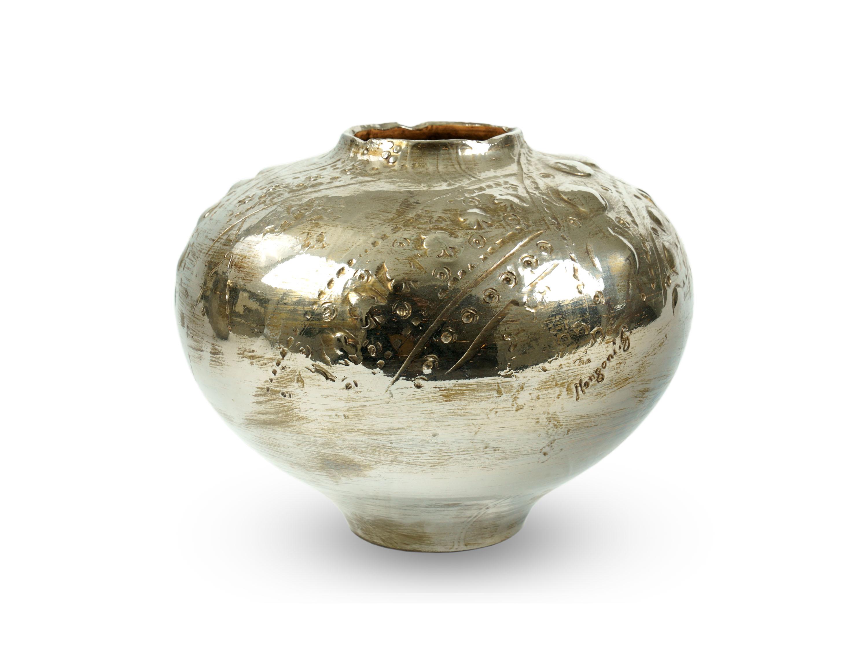 Vase décoratif en céramique fabriqué à la main en Italie et décoré d'un lustre en platine. Le processus de lustrage nécessite trois cuissons du vase. Dimensions : D&H 25 cm, H 31 cm.
Le vase s'inspire de l'un des produits les plus caractéristiques