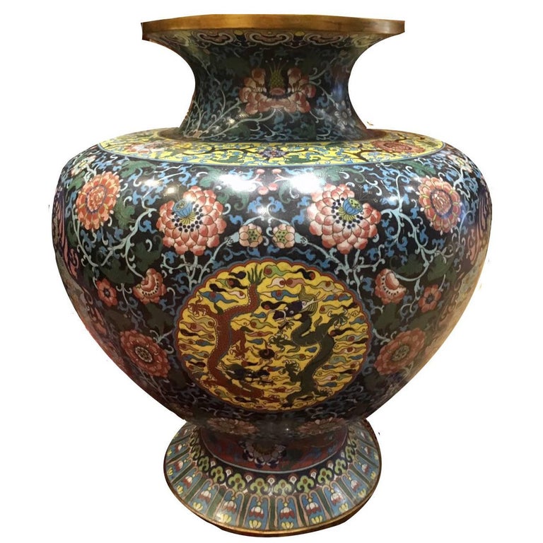 Decorative Chinese 19th Century Vase For Sale at 1stDibs