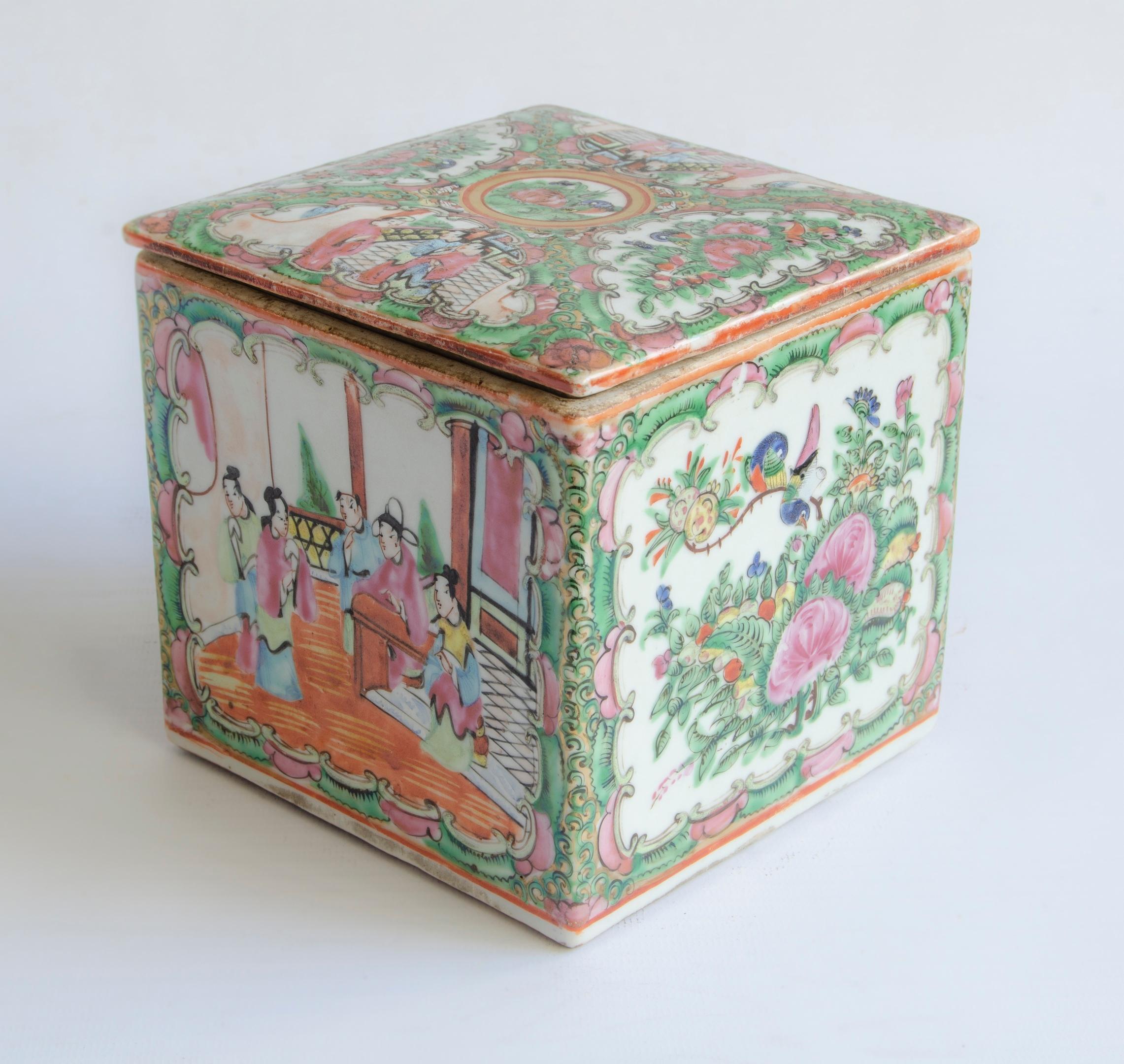 Decorative Chinese box
origin China, Canton for export
hand painted circa 1930.