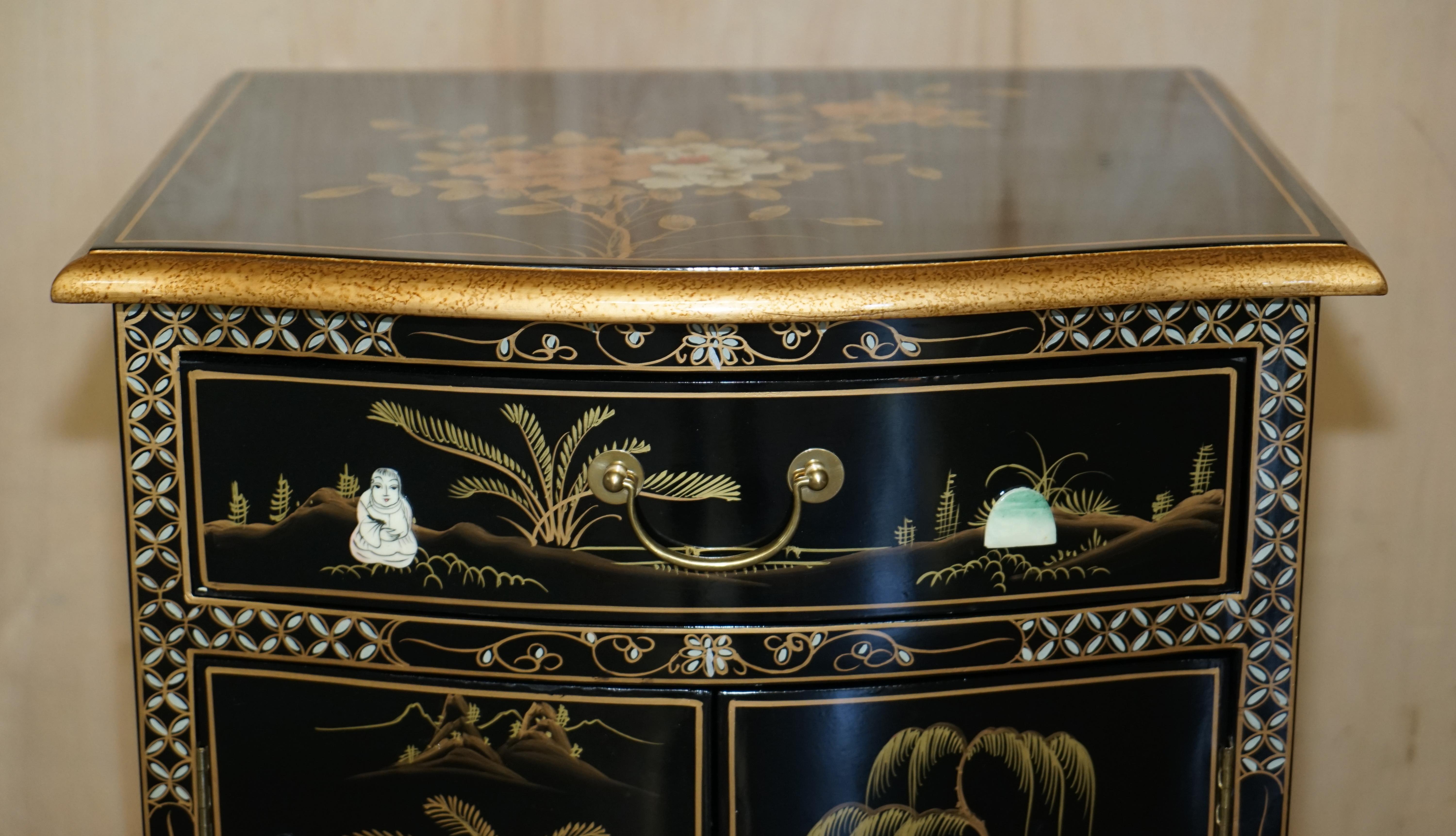 Chinois CHINOISERIE DÉCORative GEISHA GIRLS LACQUER SiDE CABINET SOAPSTONE en vente