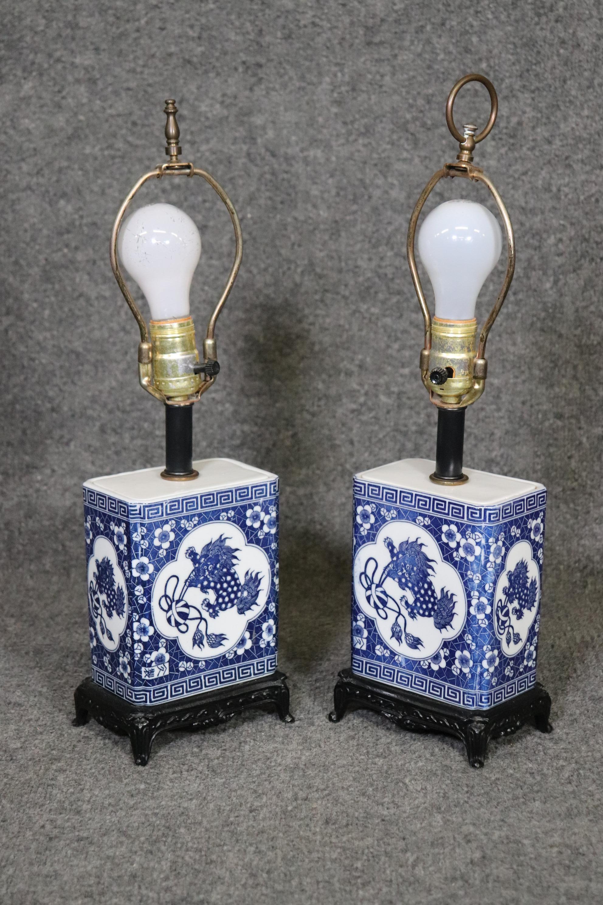Exportation chinoise Lampes de bureau décoratives chinoises avec chiens Foo volants et base en bois sculpté en vente