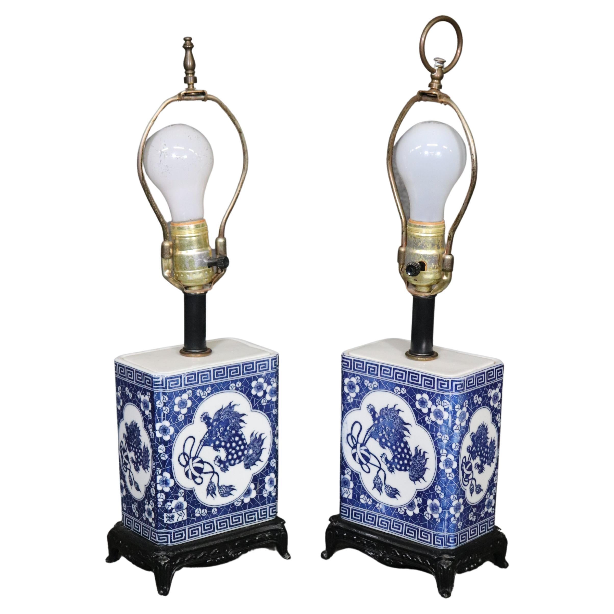 Lampes de bureau décoratives chinoises avec chiens Foo volants et base en bois sculpté en vente