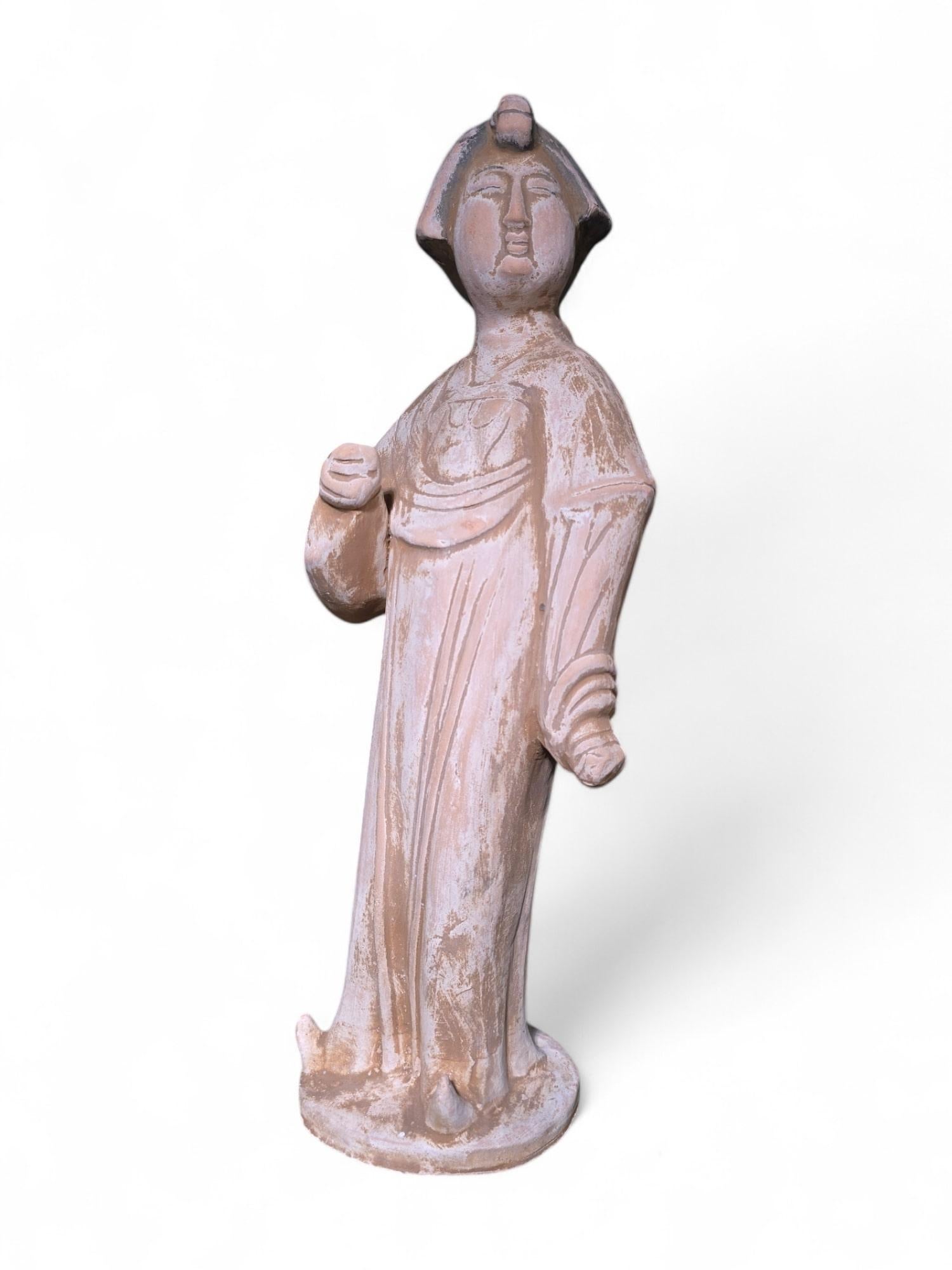 Esta elegante escultura china de terracota, realizada en el siglo XX, representa a una elegante dama de la corte, símbolo intemporal de refinamiento y herencia cultural. Su detallada artesanía y sus equilibradas proporciones la convierten en una