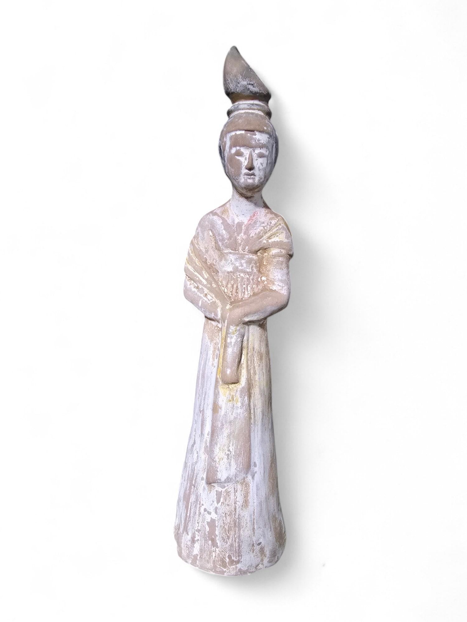 Esta elegante escultura china de terracota, realizada en el siglo XX, representa a una elegante dama de la corte, símbolo intemporal de refinamiento y herencia cultural. Su detallada artesanía y sus equilibradas proporciones la convierten en una