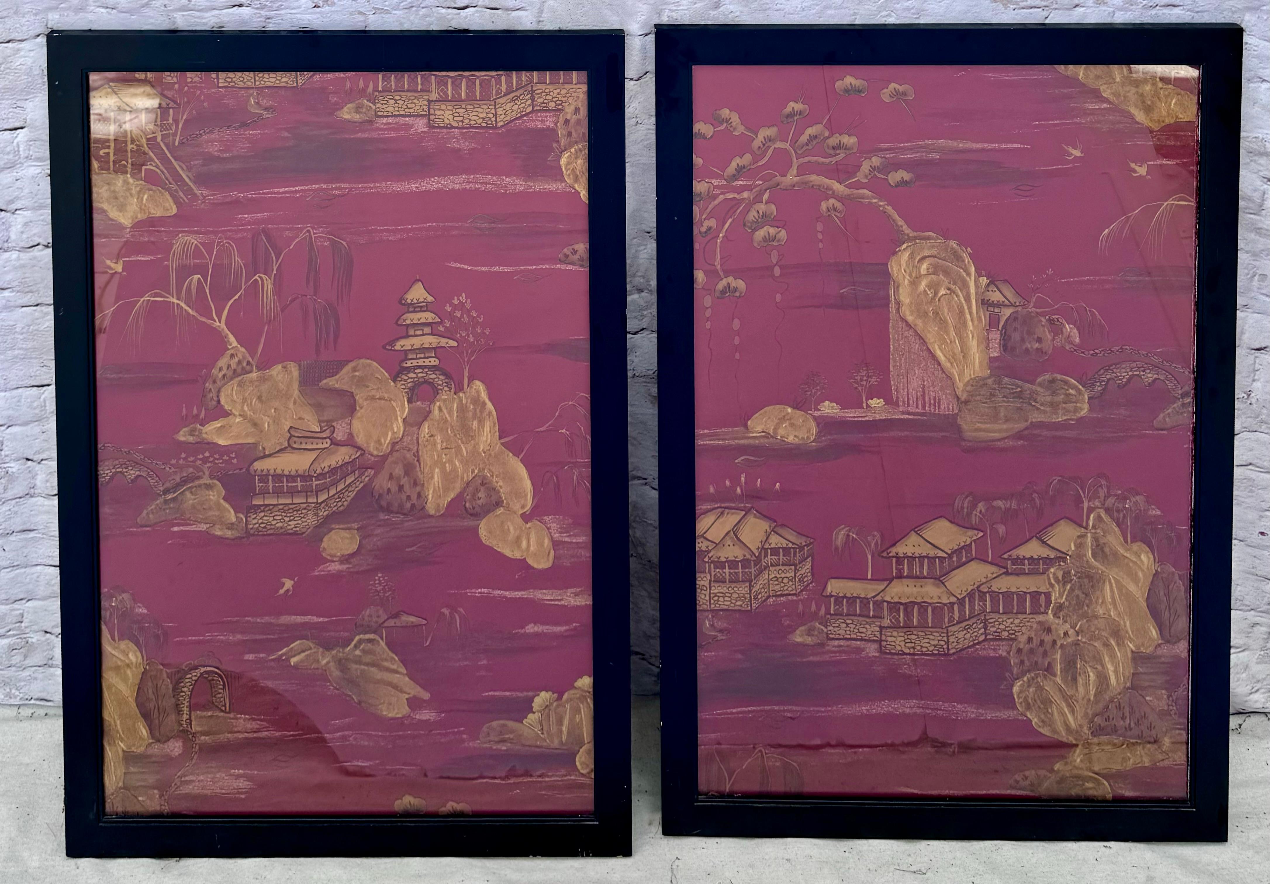  Pareja de paneles decorativos vintage de Chinoiserie. Los paneles muestran un paisaje asiático dorado con edificios, árboles y pájaros sobre un fondo rojo.  Cada panel está enmarcado en un marco de madera negro. 