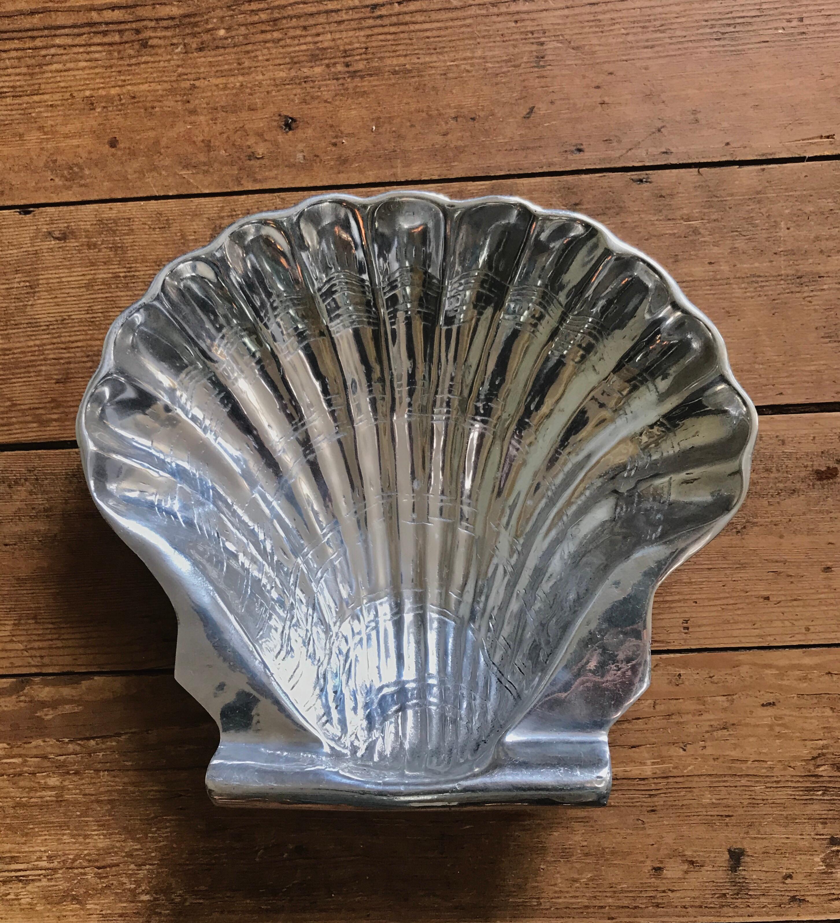 A pretty vintage bowl of cast and polished aluminum in a well done clam shell form.
Shimmer. Shine. Insta style.