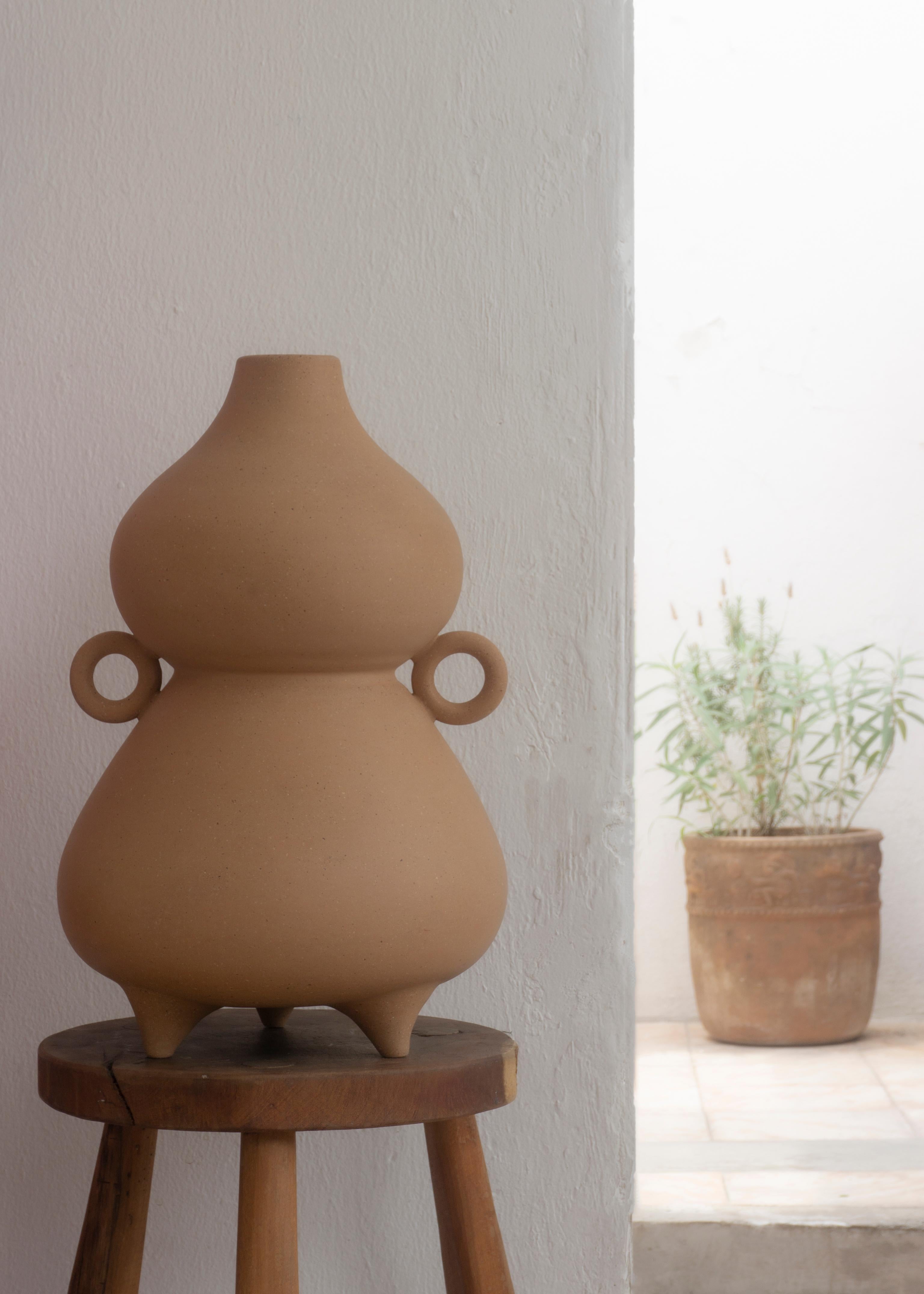 Die dekorative Vase Florinda ist ein handgefertigtes Stück, das auf einer Tretmühle hergestellt wird und eine weiche Oberfläche mit einer glatten Textur aufweist. Es ist eine Hommage an eines der ältesten und traditionellsten Utensilien, das auch
