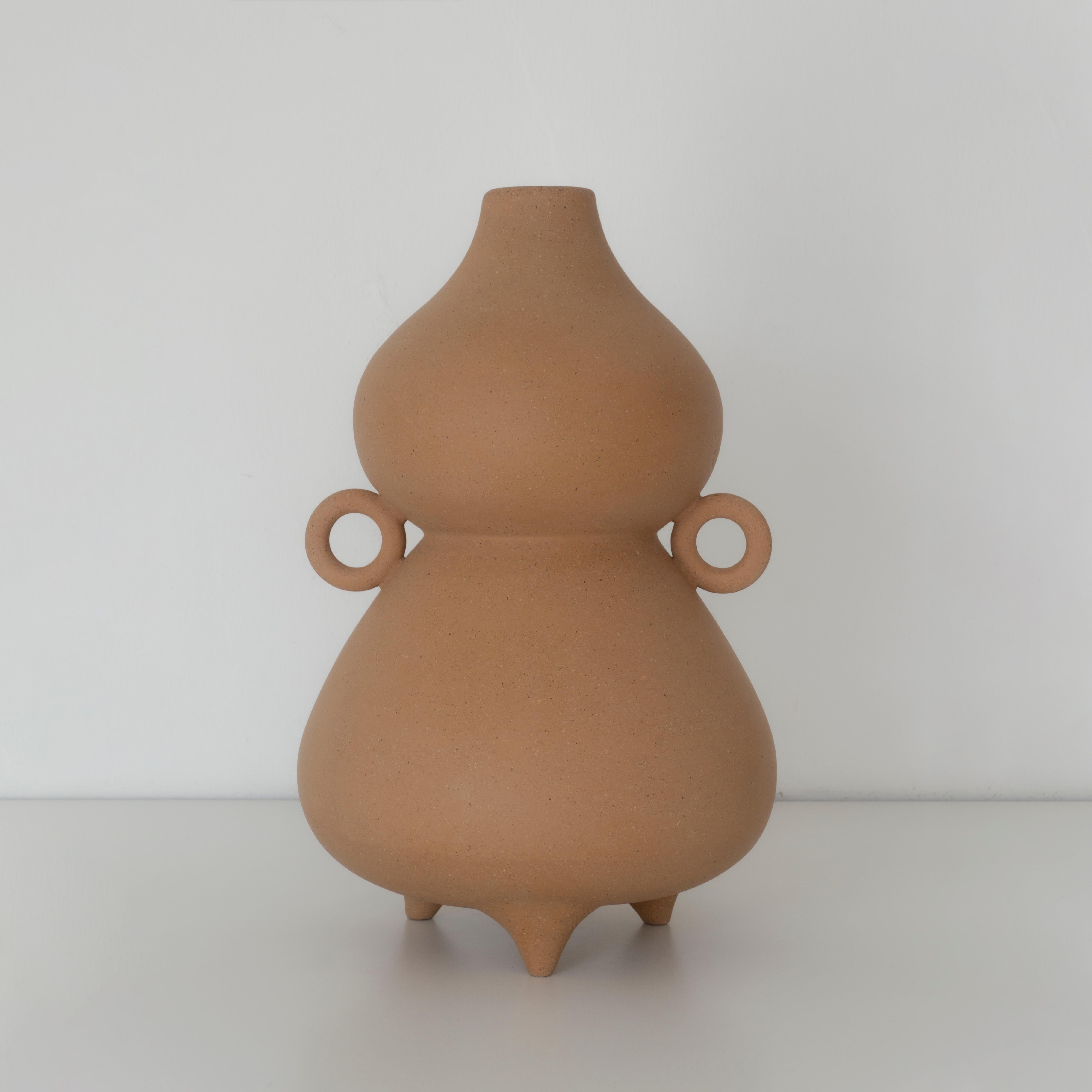  Dekorative Vase Guaje Florinda. Glatte Soft Clay Oberfläche. Von Raíz Mx (Mexikanisch) im Angebot