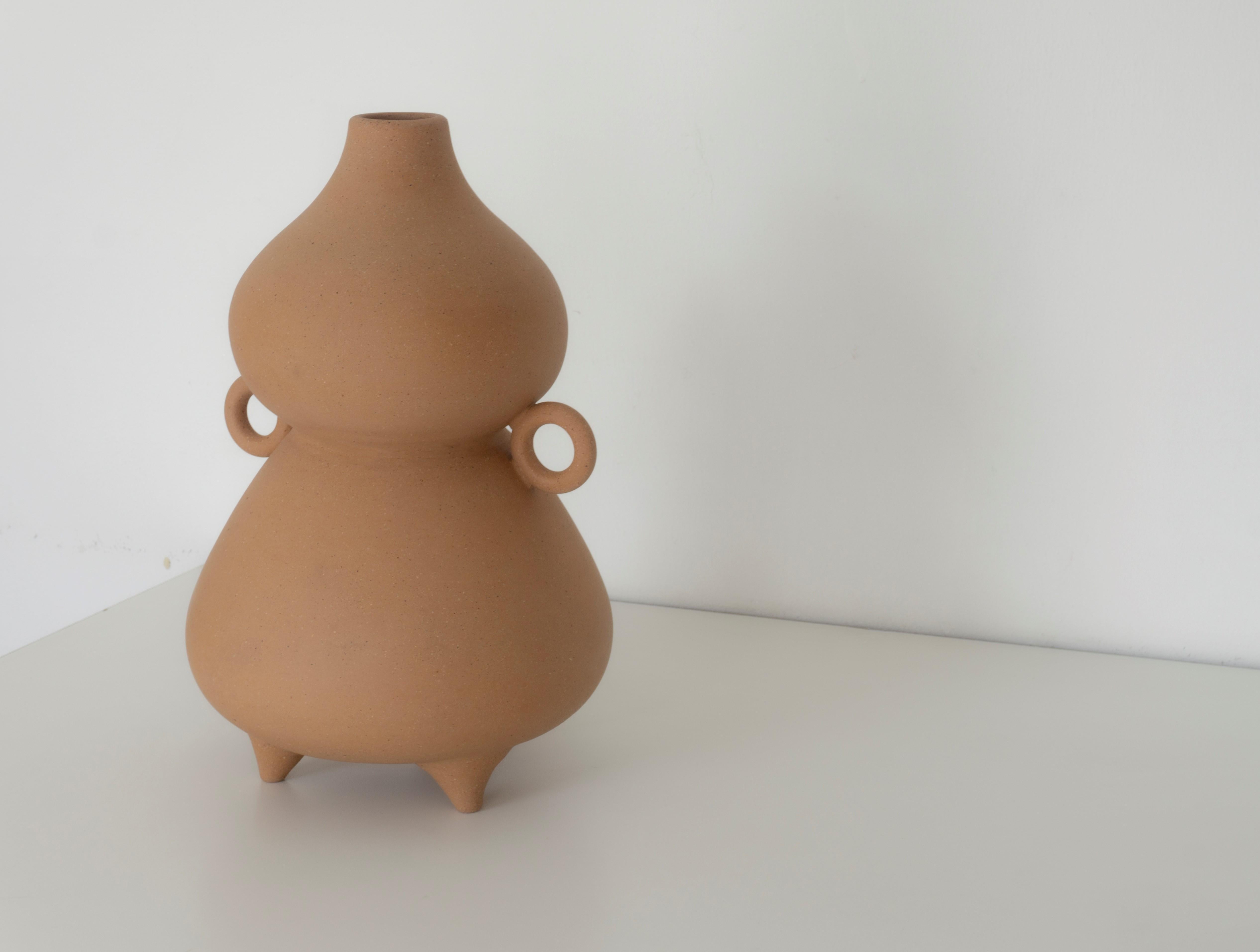  Dekorative Vase Guaje Florinda. Glatte Soft Clay Oberfläche. Von Raíz Mx (Handbemalt) im Angebot