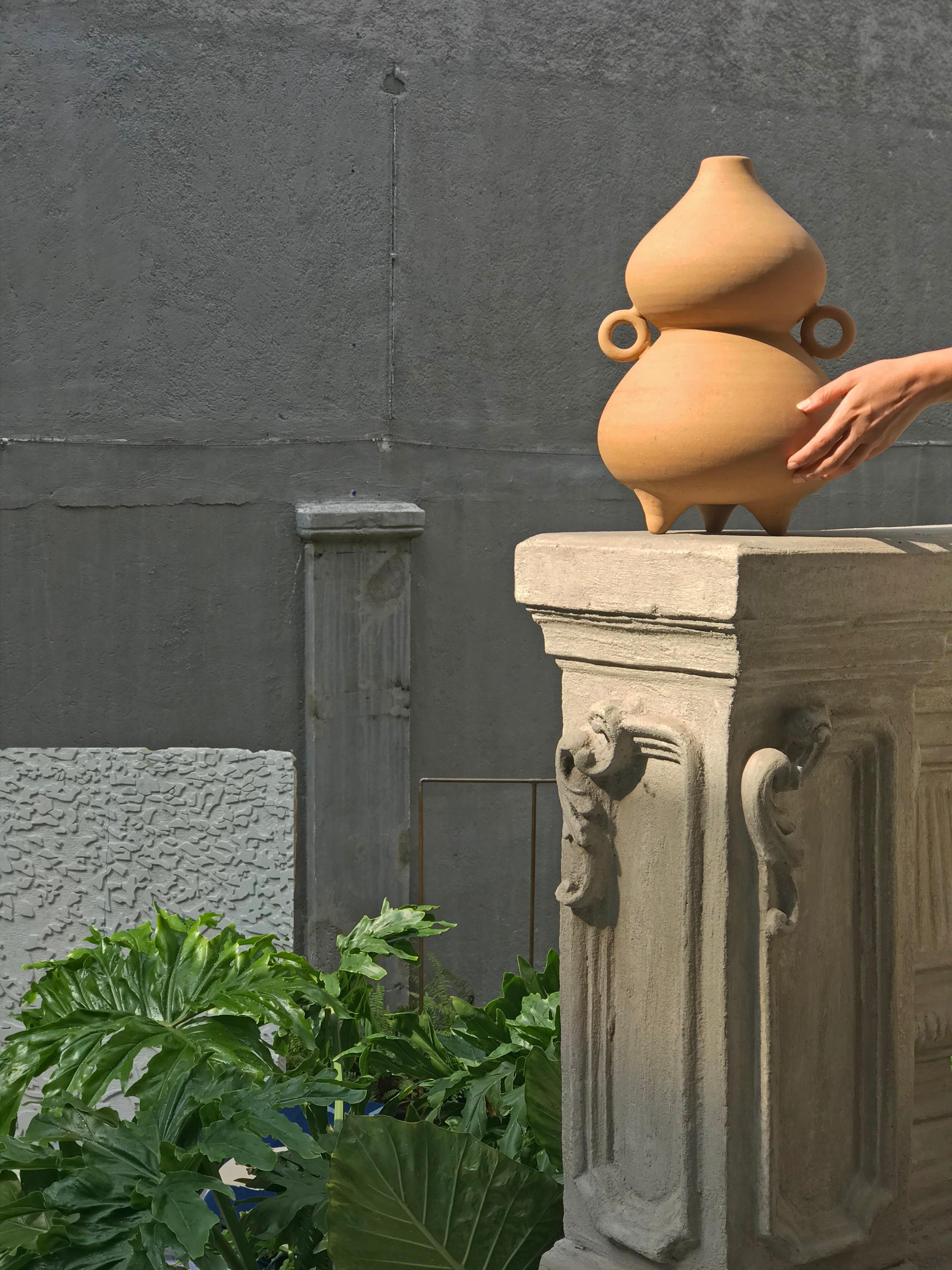  Dekorative Vase Guaje Florinda. Glatte Soft Clay Oberfläche. Von Raíz Mx (21. Jahrhundert und zeitgenössisch) im Angebot
