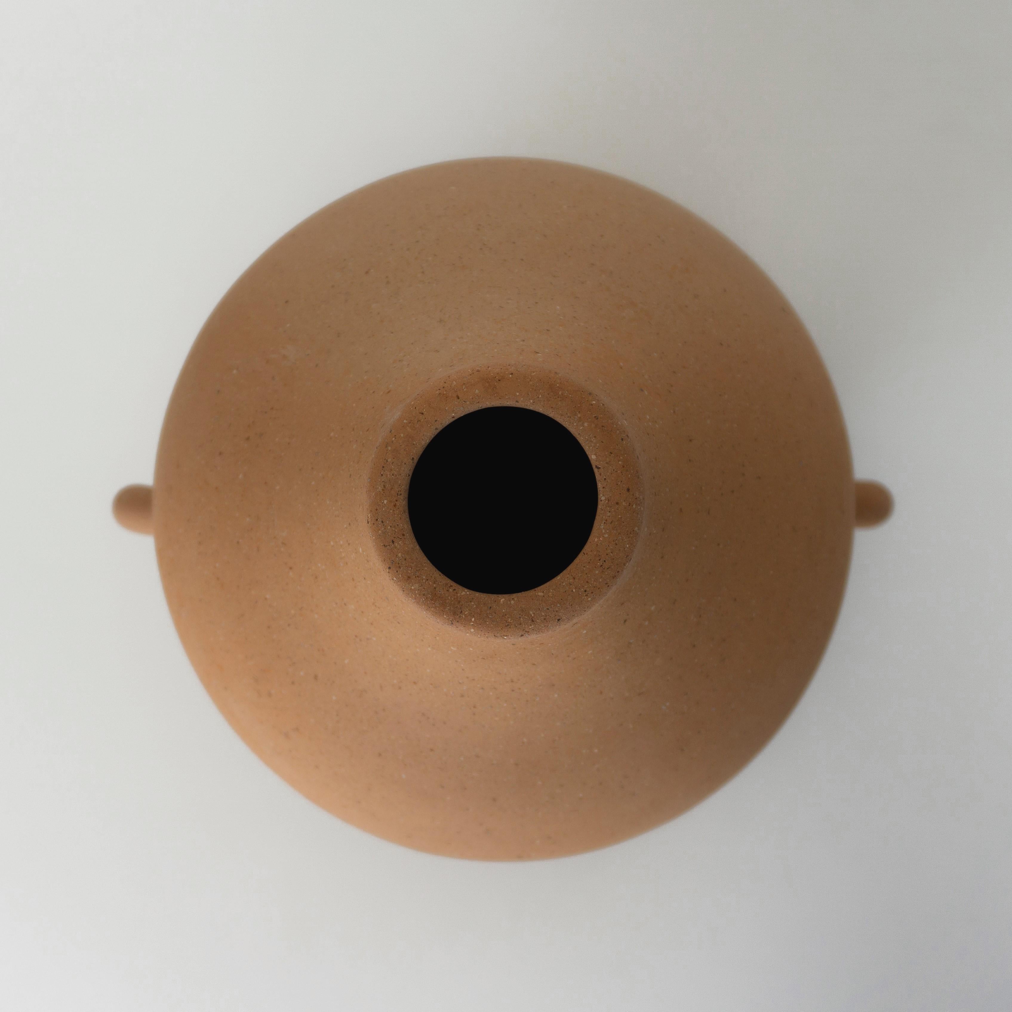  Dekorative Vase Guaje Florinda. Glatte Soft Clay Oberfläche. Von Raíz Mx im Angebot 1