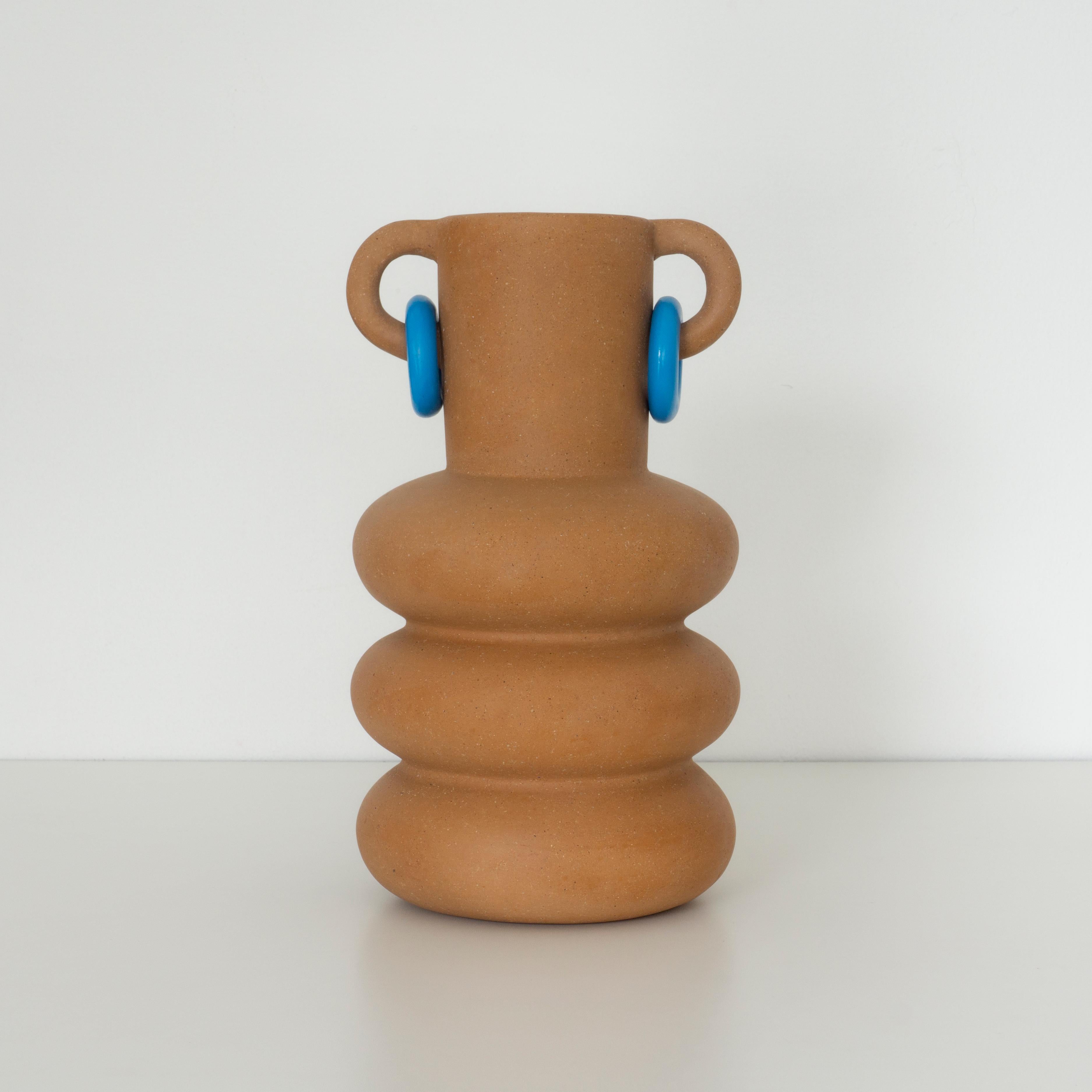 Dekorative Vase aus Ton Lele María Fernanda. Glatte, weiche Tonoberfläche. von Raíz Mx im Zustand „Neu“ im Angebot in Guadalajara, MX