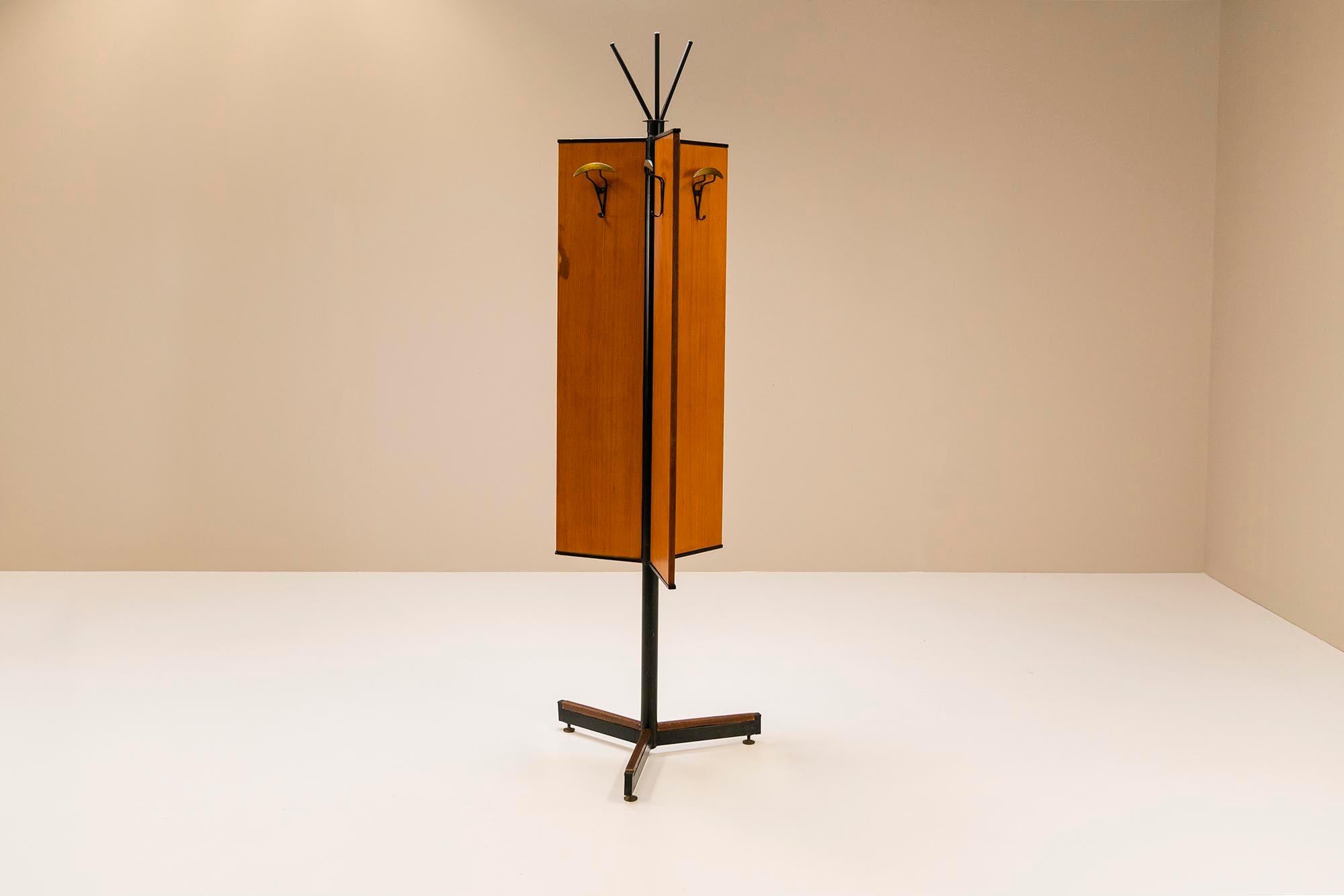 This special Italian coat rack dates from the 1960s and is an absolute eye-catcher due to its highly artistic style. The three rectangular feet are inlaid with wood stand-on brass adjustable feet that can be raised or lowered a few centimeters. In
