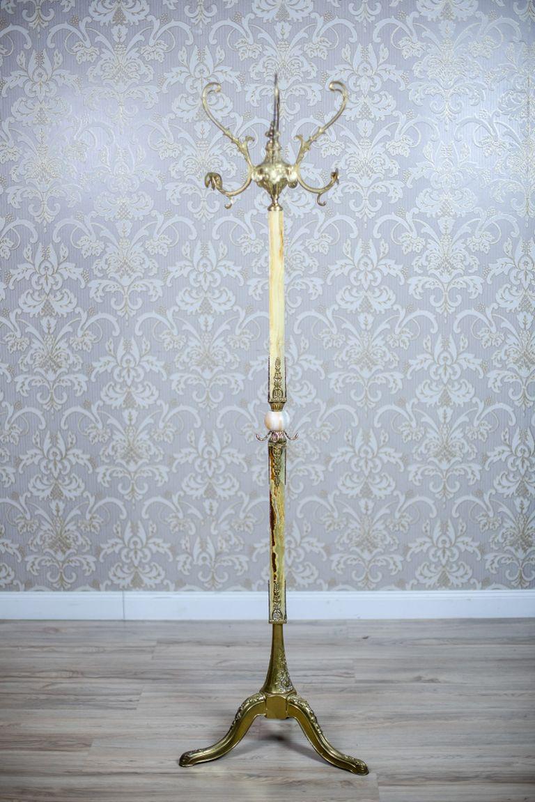 We present you a coat stand, circa the 1970s-1980s, made of brass combined with onyx.
The base is in the shape of a tripod. The top ends with five S-shaped arms.

This item is in very good condition.