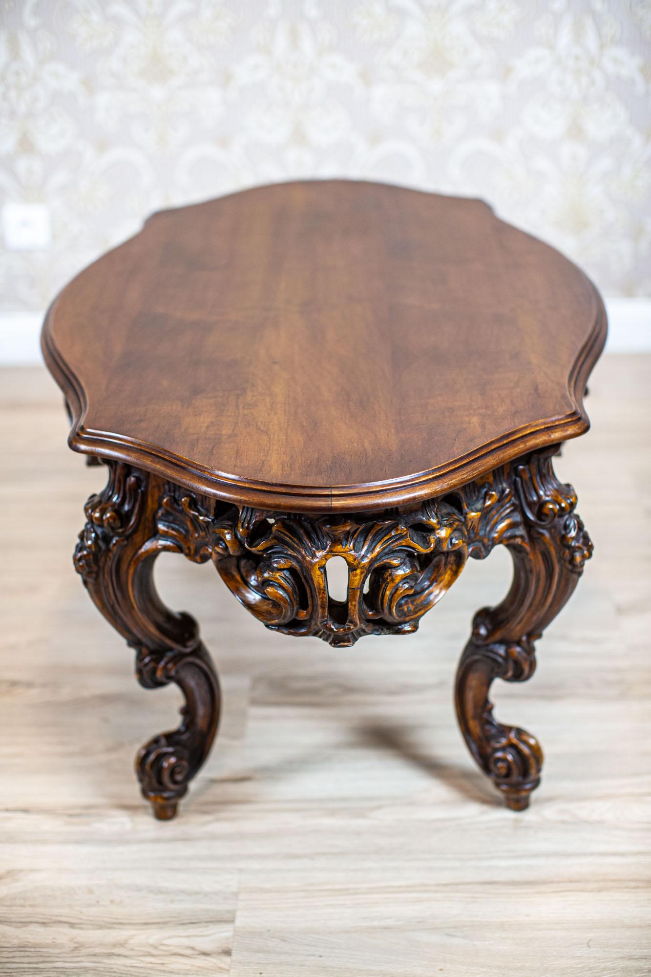 Decorative Brown Coffee Table from the Mid 20th-Century with Carved Apron For Sale 4