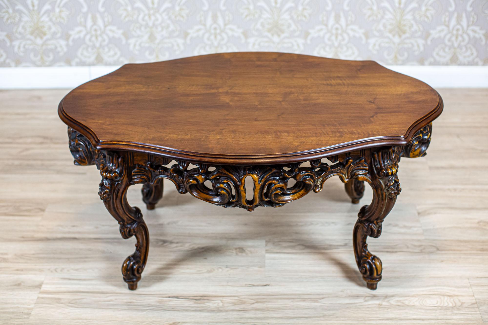 Decorative Brown Coffee Table from the Mid 20th-Century with Carved Apron In Good Condition For Sale In Opole, PL