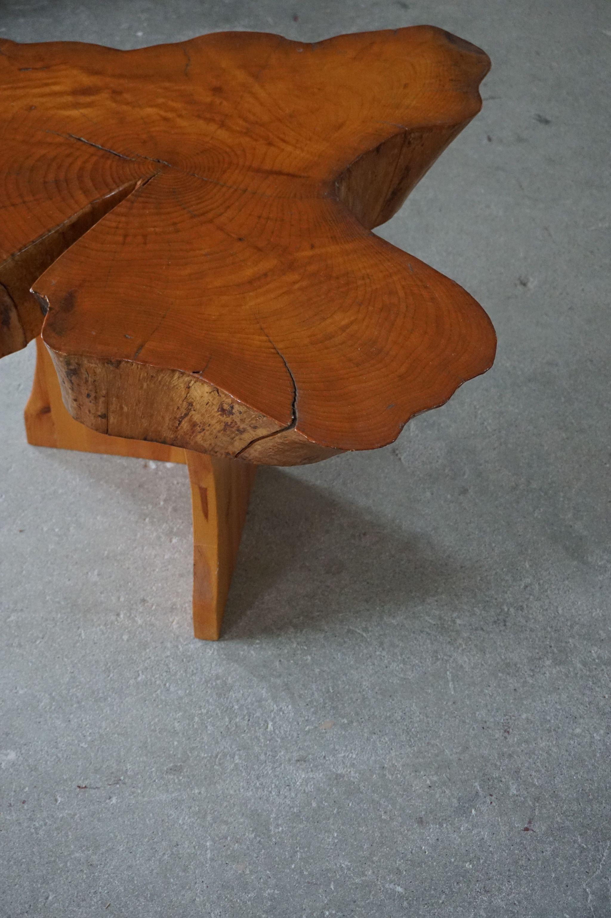 Decorative coffee table in burl wood, in the style of George Nakashima, 1960s.