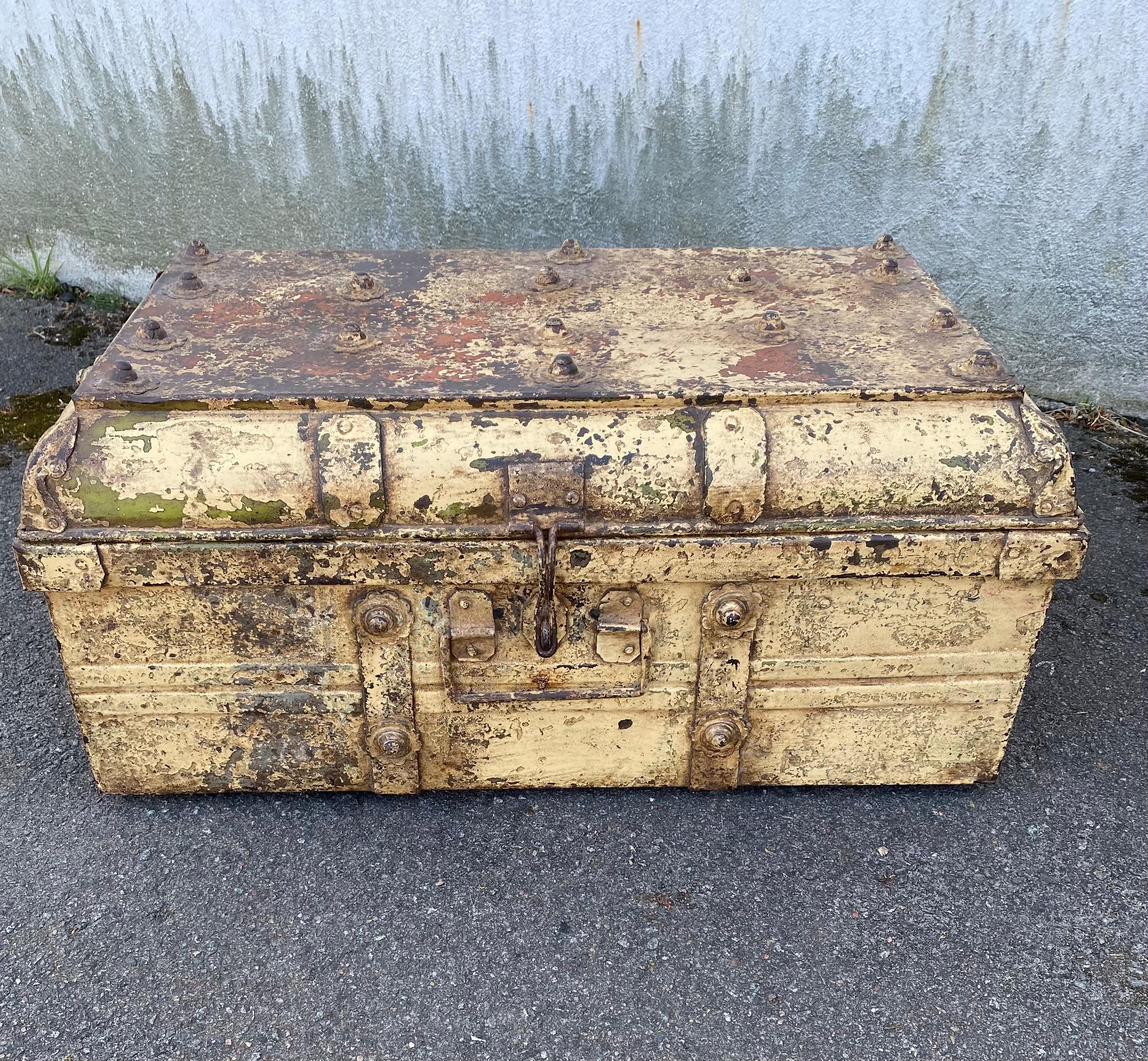 This decorative metal case was mainly used for tropical travel during colonial times. Due to the elaborate interior design, it can also be described as a suitcase library. English metal boxes of this type were also used as officer's boxes at