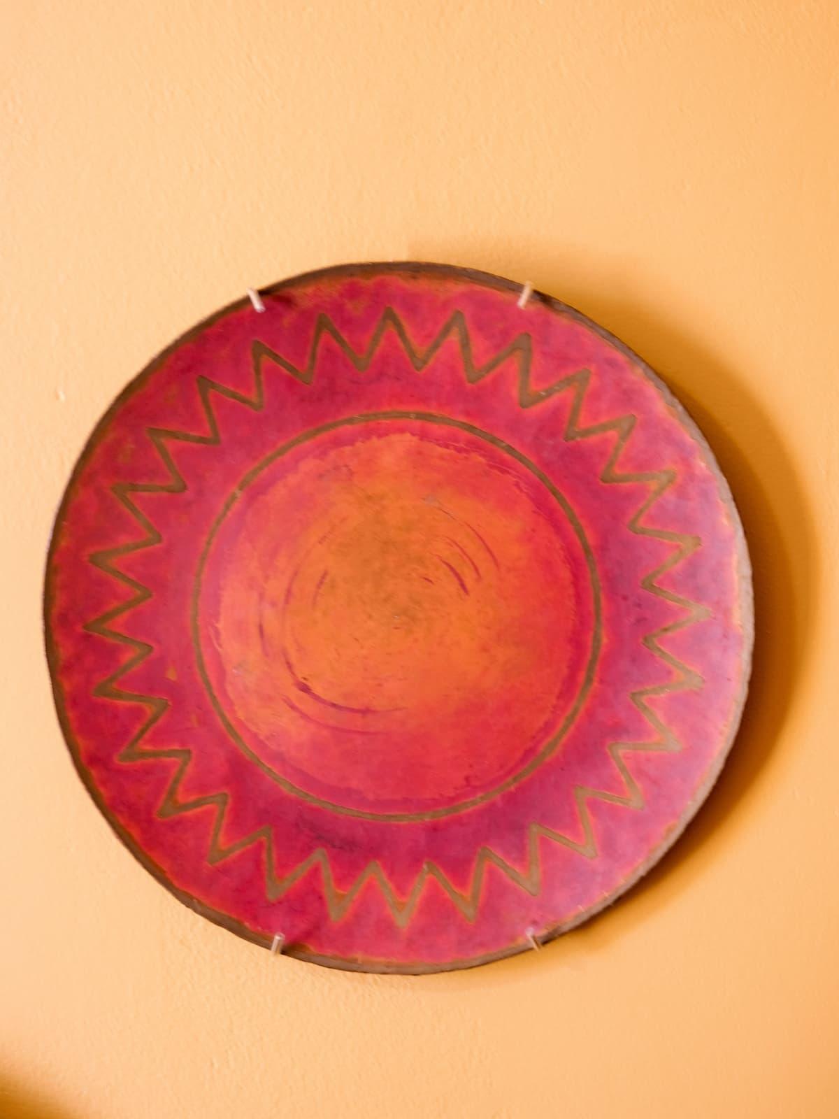 With gold and red patina, solar motif, unsigned, work in the taste of Claudius Linossier, coppersmith, (1893-1953), art deco style, circa 1930. These two plates, whose hammered surface is enhanced and magnified by a subtle solar decoration,