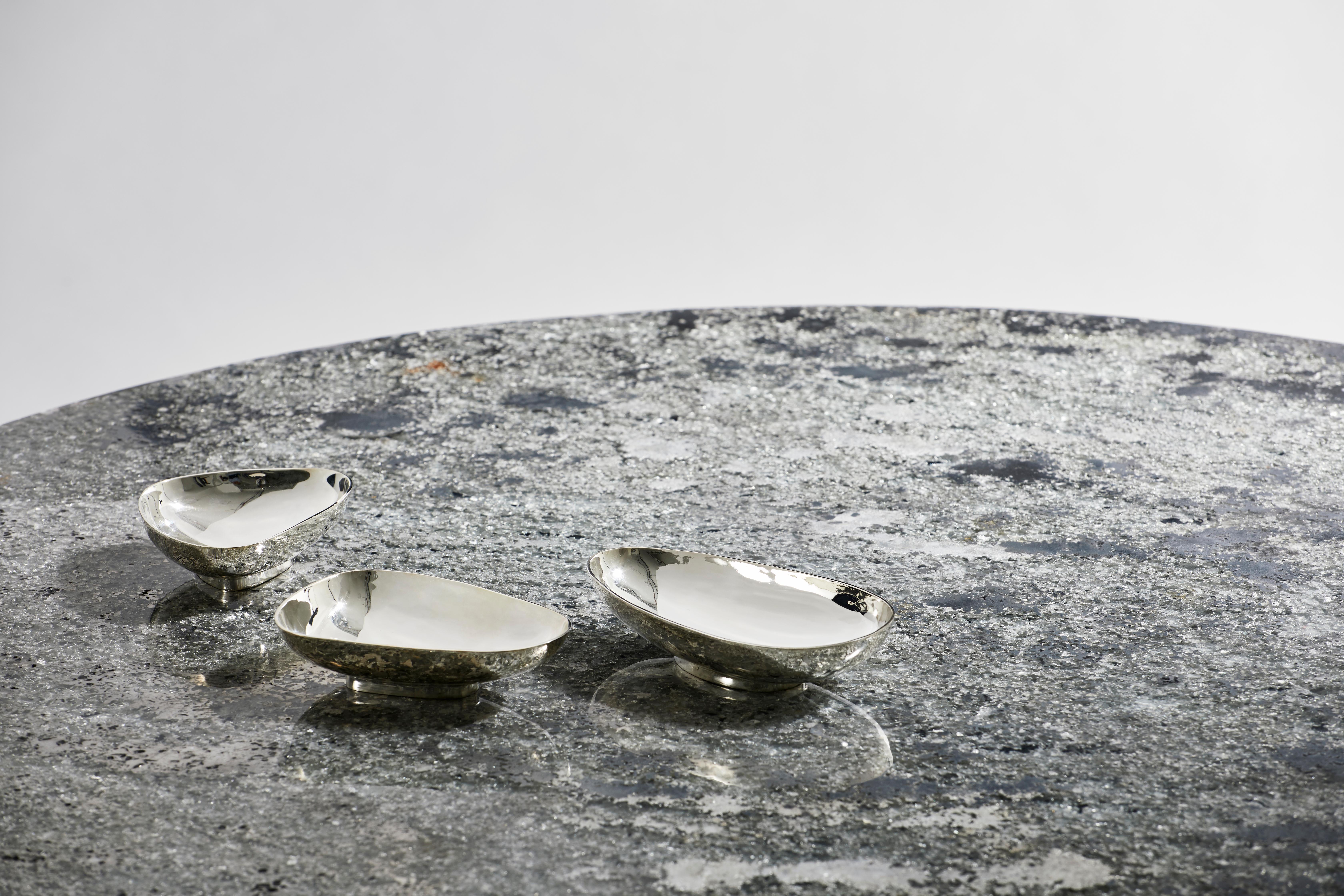 Tazze decorative, PEBBLES, placcate in argento di Reda Amalou Design, 2016 In condizioni Nuovo in vendita a Paris, FR