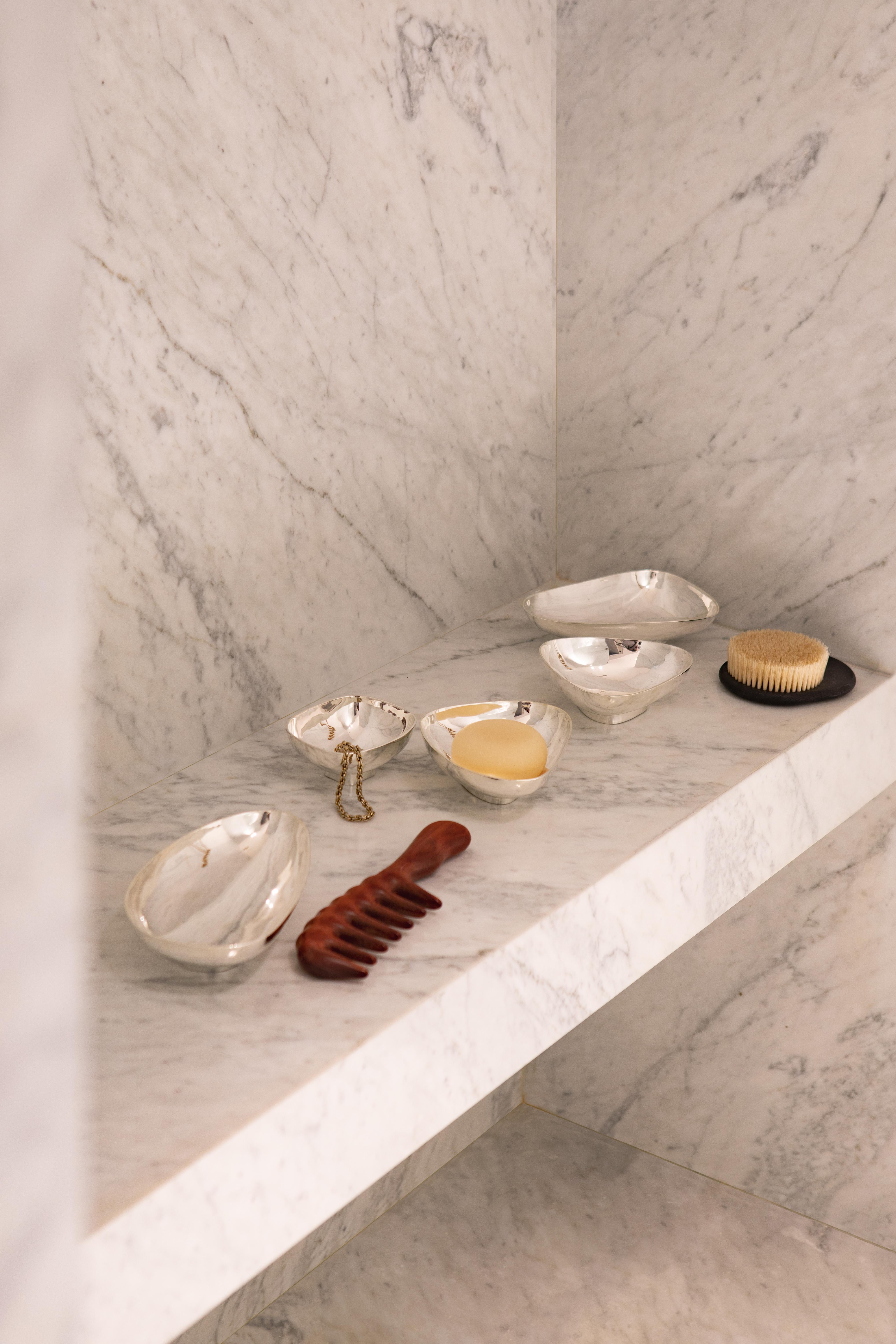 XXI secolo e contemporaneo Tazze decorative, PEBBLES, placcate in argento di Reda Amalou Design, 2016 in vendita