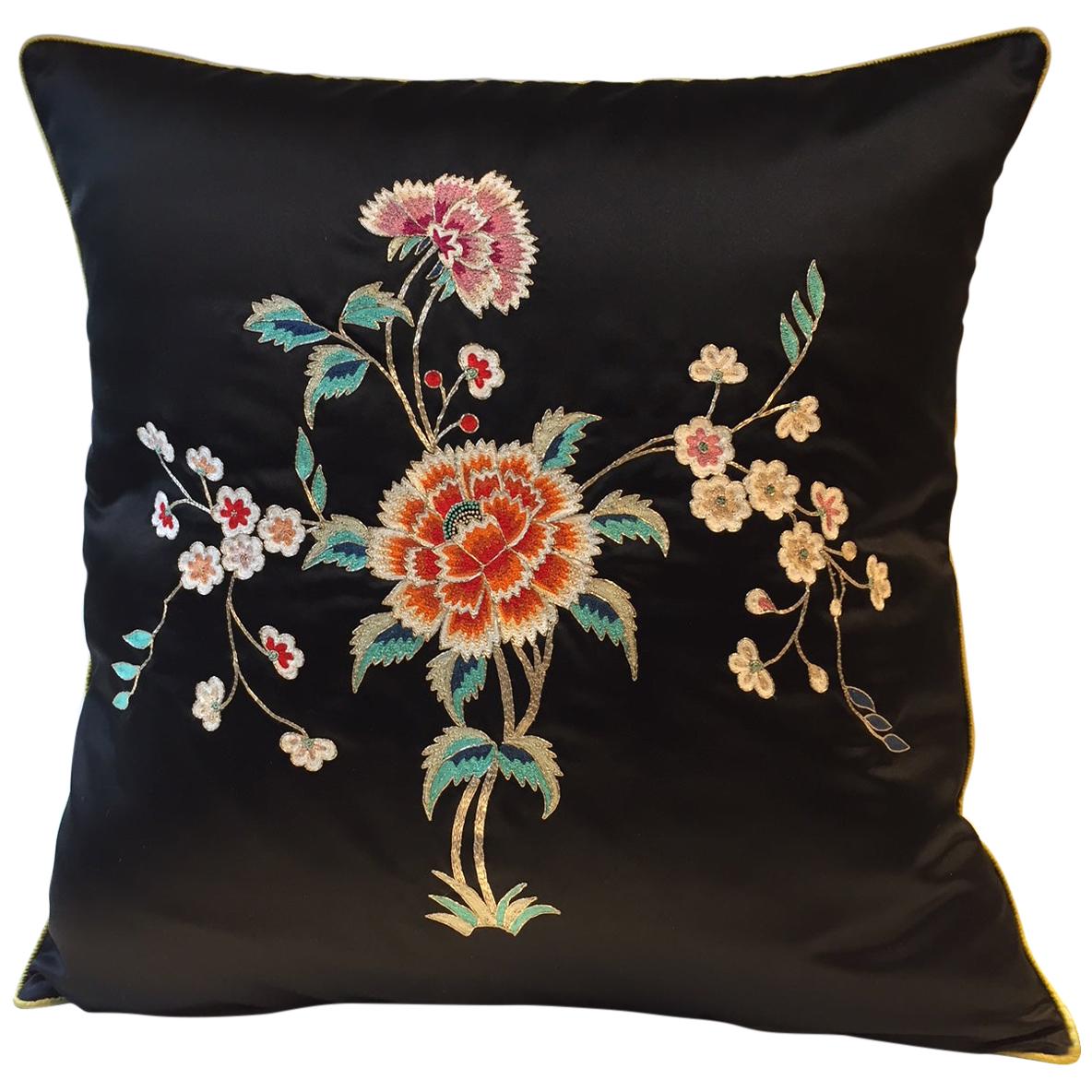 Coussin décoratif en soie noire avec broderie florale d'inspiration chinoise à la main