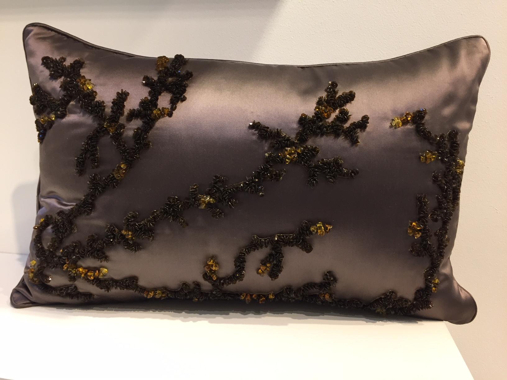 Brodé Coussin décoratif en satin de soie brodé à la main:: motif corail:: marron en vente