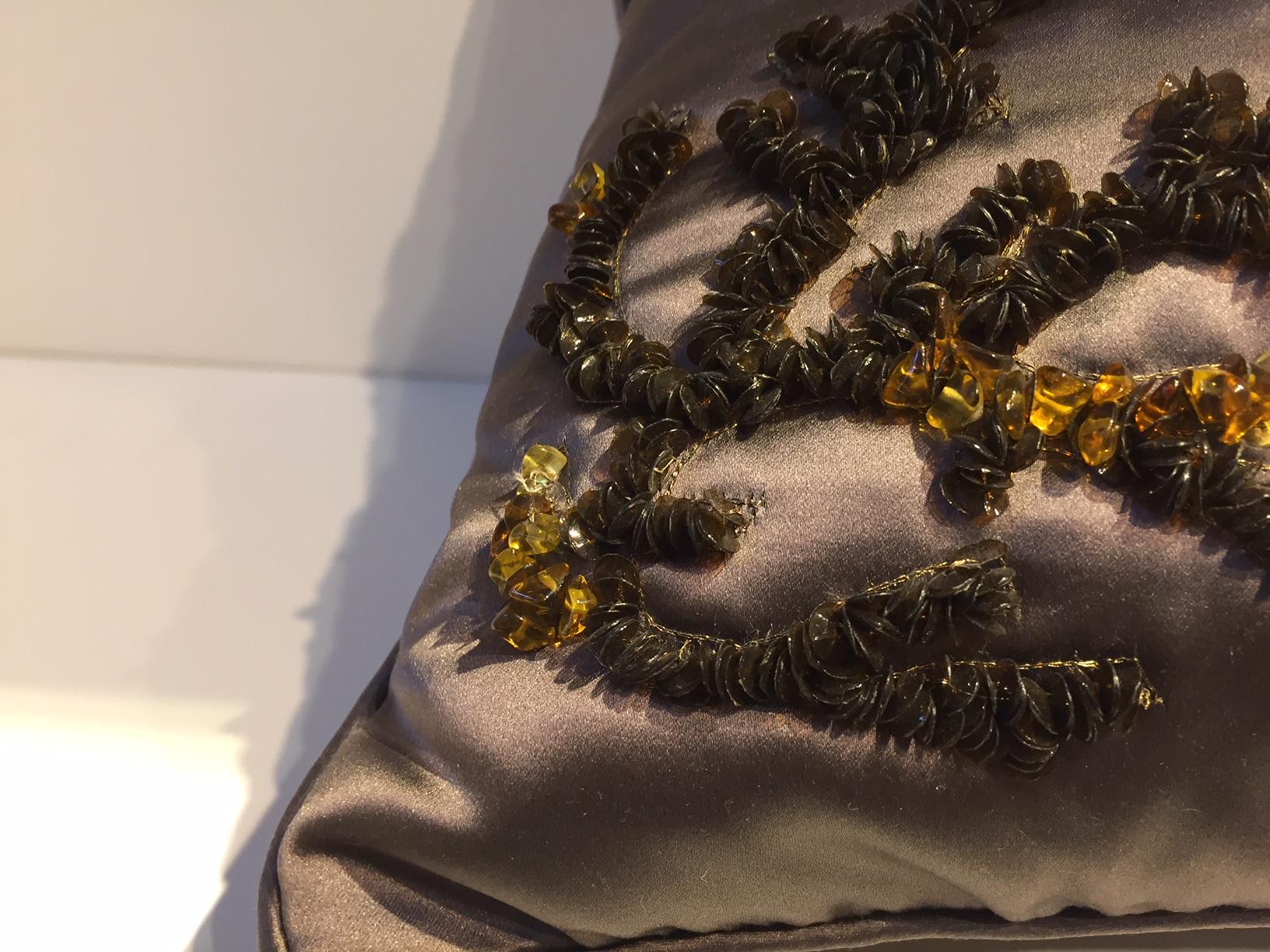 Coussin décoratif en satin de soie brodé à la main:: motif corail:: marron Neuf - En vente à Hamburg, DE