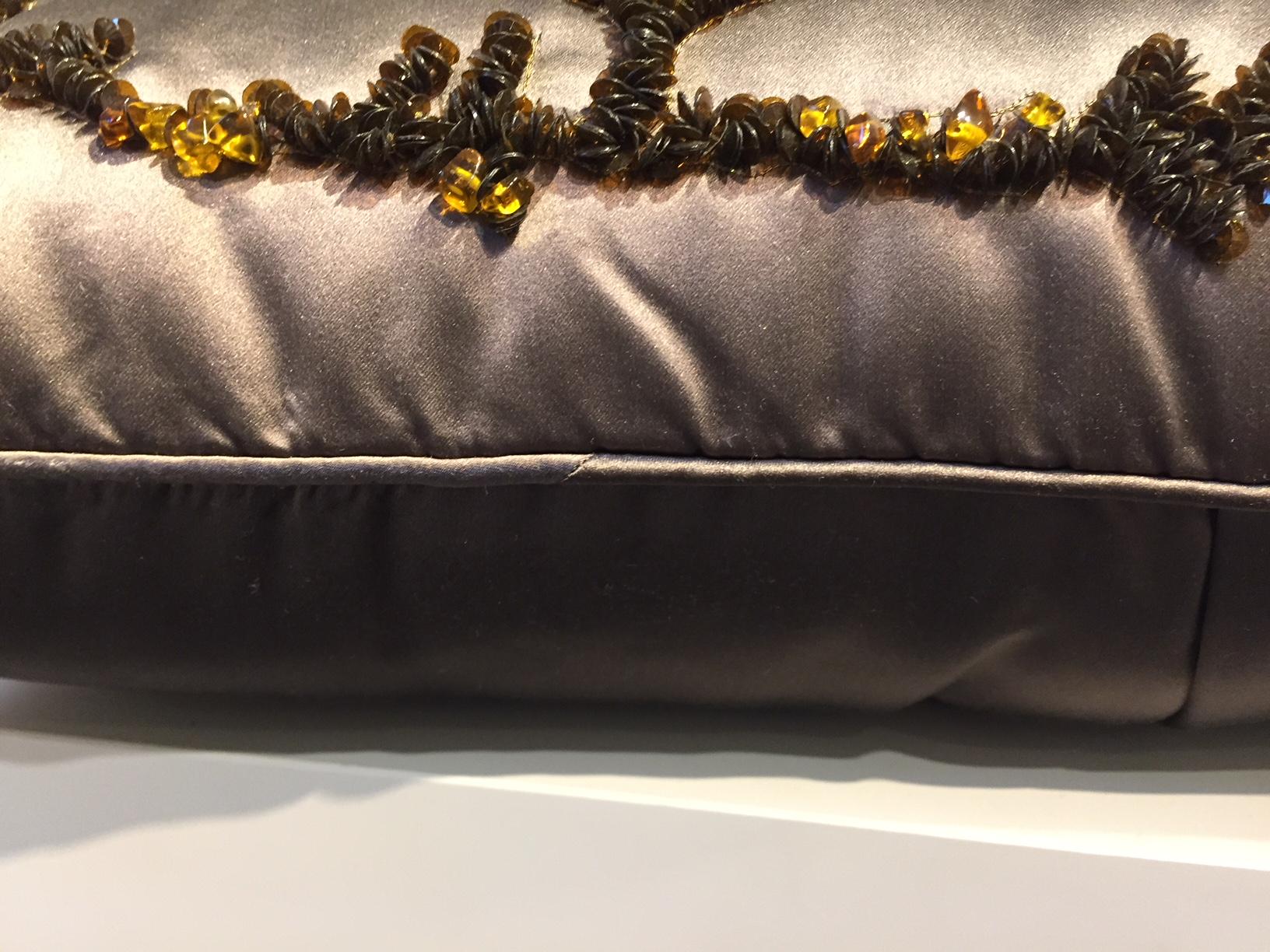 XXIe siècle et contemporain Coussin décoratif en satin de soie brodé à la main:: motif corail:: marron en vente