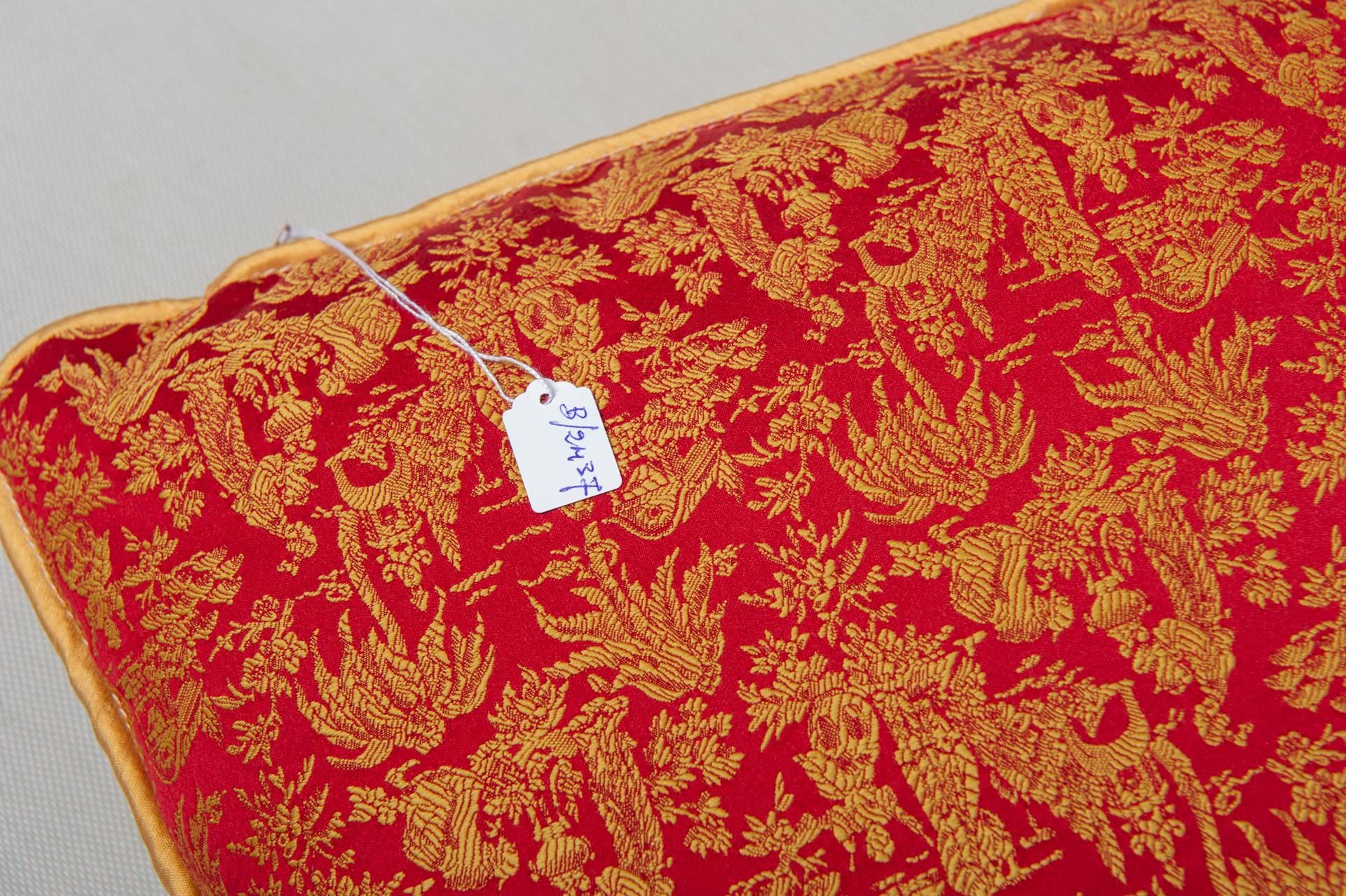Only One Decorative Red  Pillow In Excellent Condition For Sale In Alessandria, Piemonte