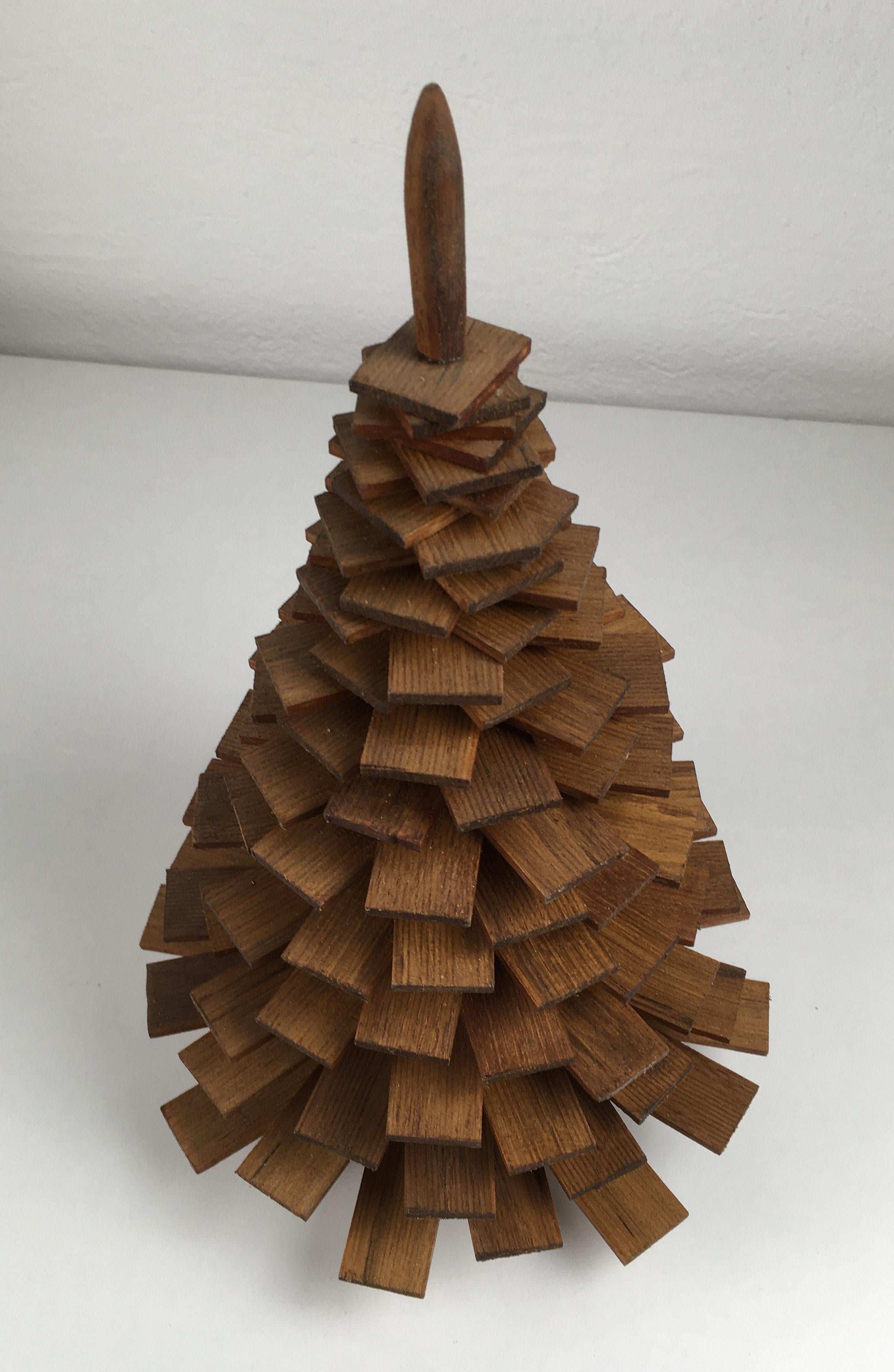 Medium sized decorative handmade wooden Christmas trees in teak.

The Christmas trees are made of upcycled pieces of oak from furniture production that is normally beeing handled as waste - each Christmas tree is because of this uniqe why