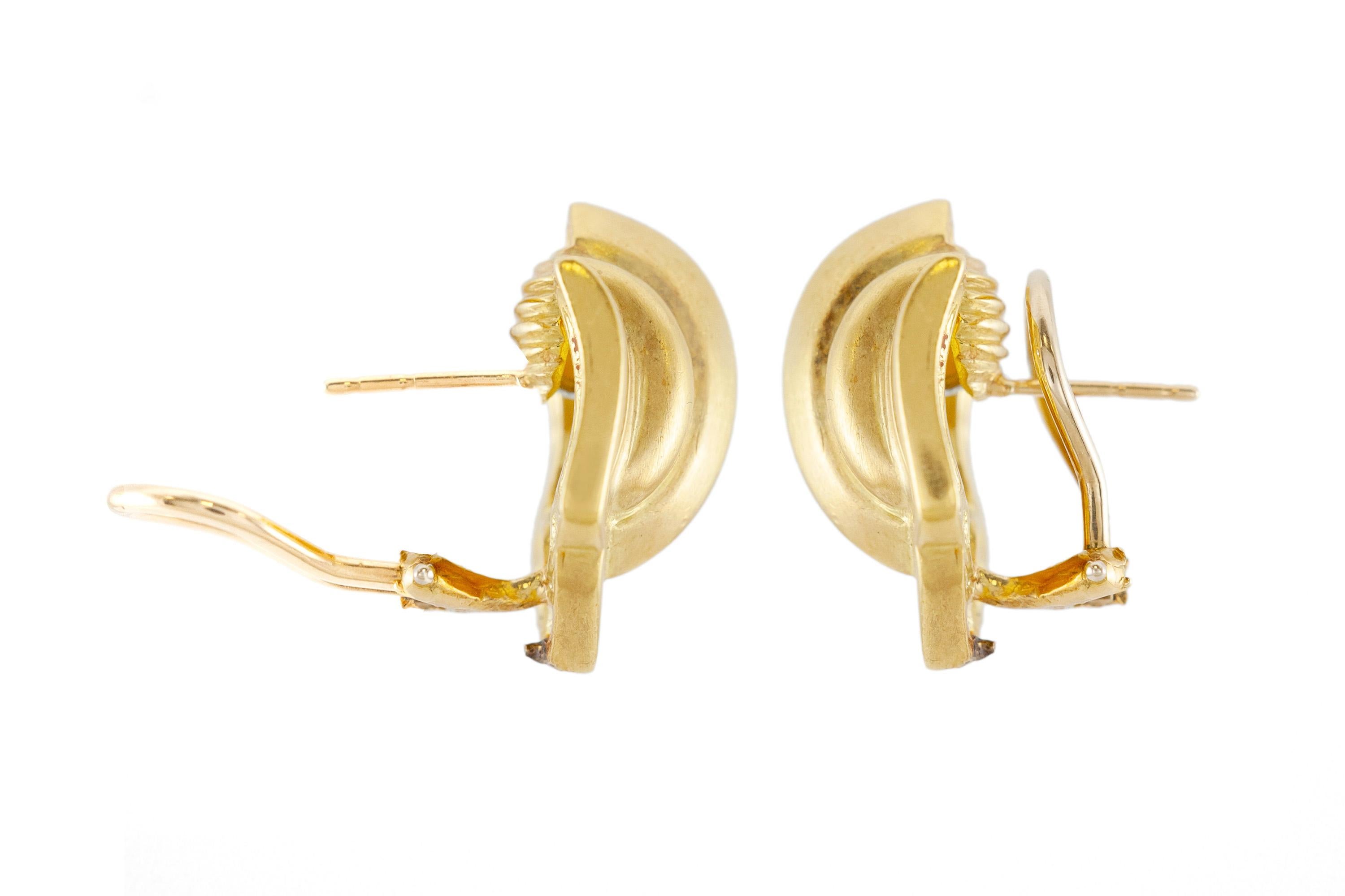 Die Ohrringe sind aus 18 Karat Gelbgold gefertigt und mit Diamanten mit einem Gesamtgewicht von 1,20 Karat besetzt. 
Um 1930.