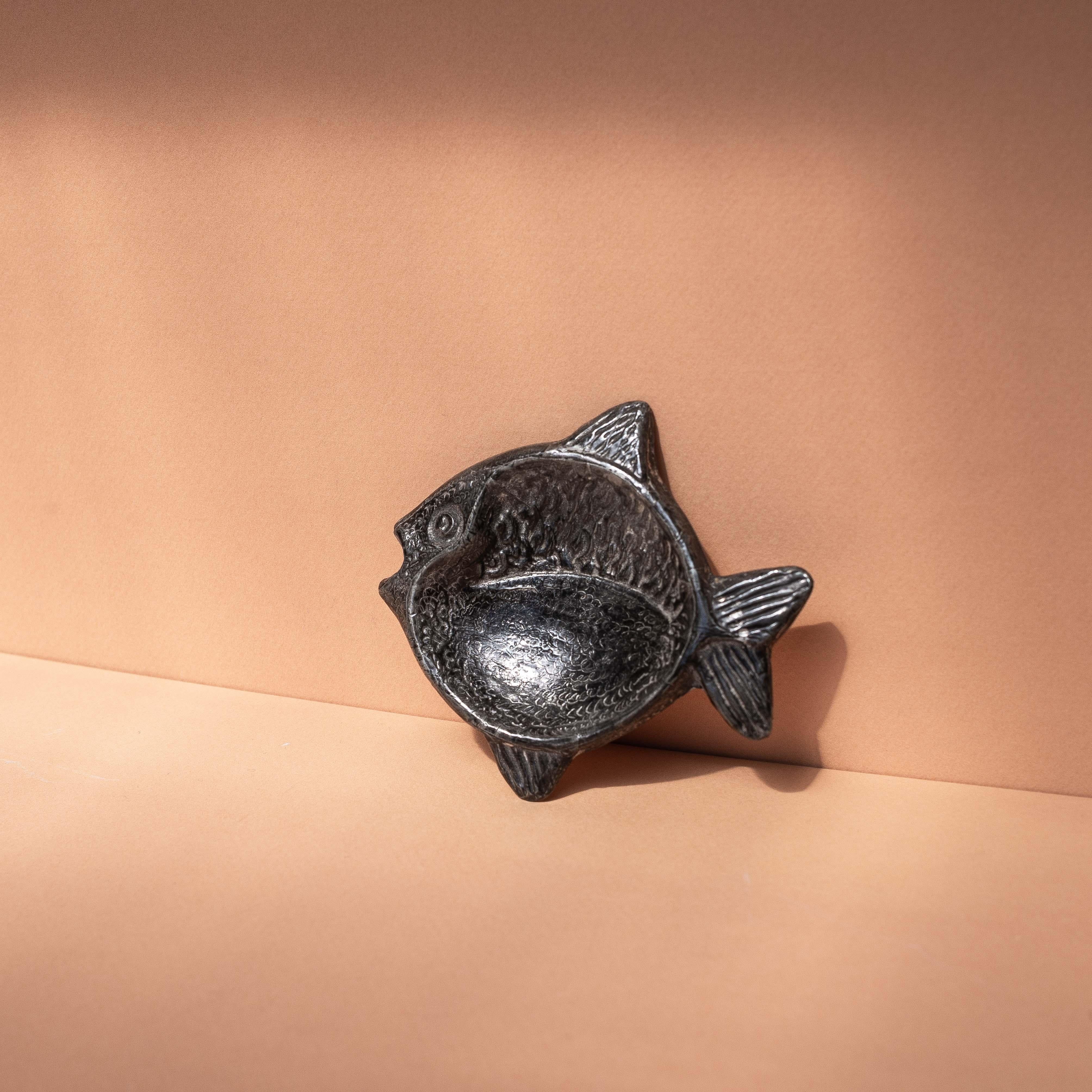 Decorative Dish or Trinket, Silvered Metal Fish Design, 1970s

Small trinket / vide-poche in silvered metal

Designed as a fish with finely engraved and hammered details

Perfect for small objects such as rings, earrings, coins etc

Dimensions