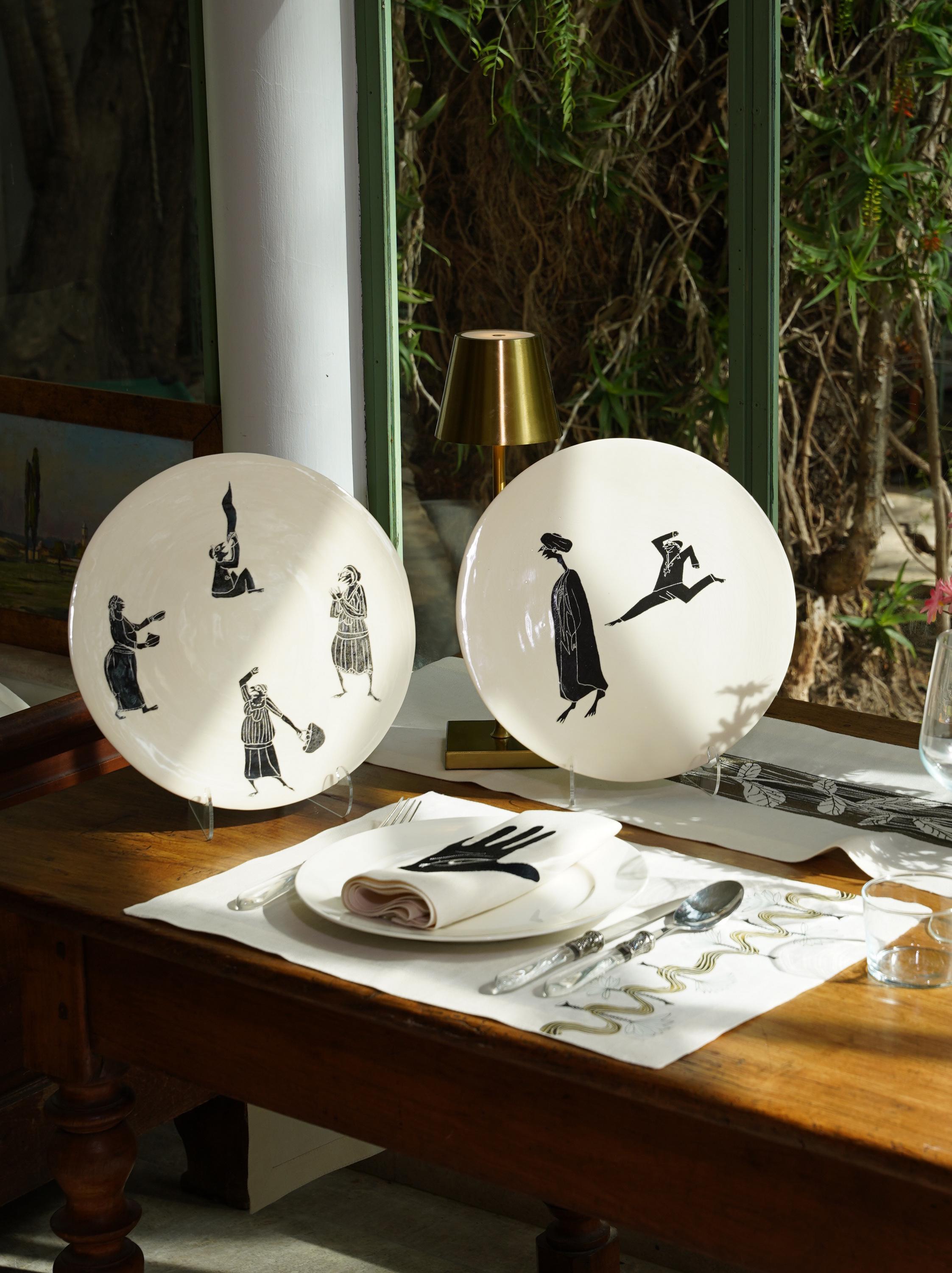 Découvrez la Collection MEDINA, une série exclusive de 10 assiettes de présentation d'un diamètre de 30 cm, où chaque dessin raconte une histoire inspirée du folklore traditionnel tunisien. Signée par l'artiste Meriem Bouderbala, cette collection
