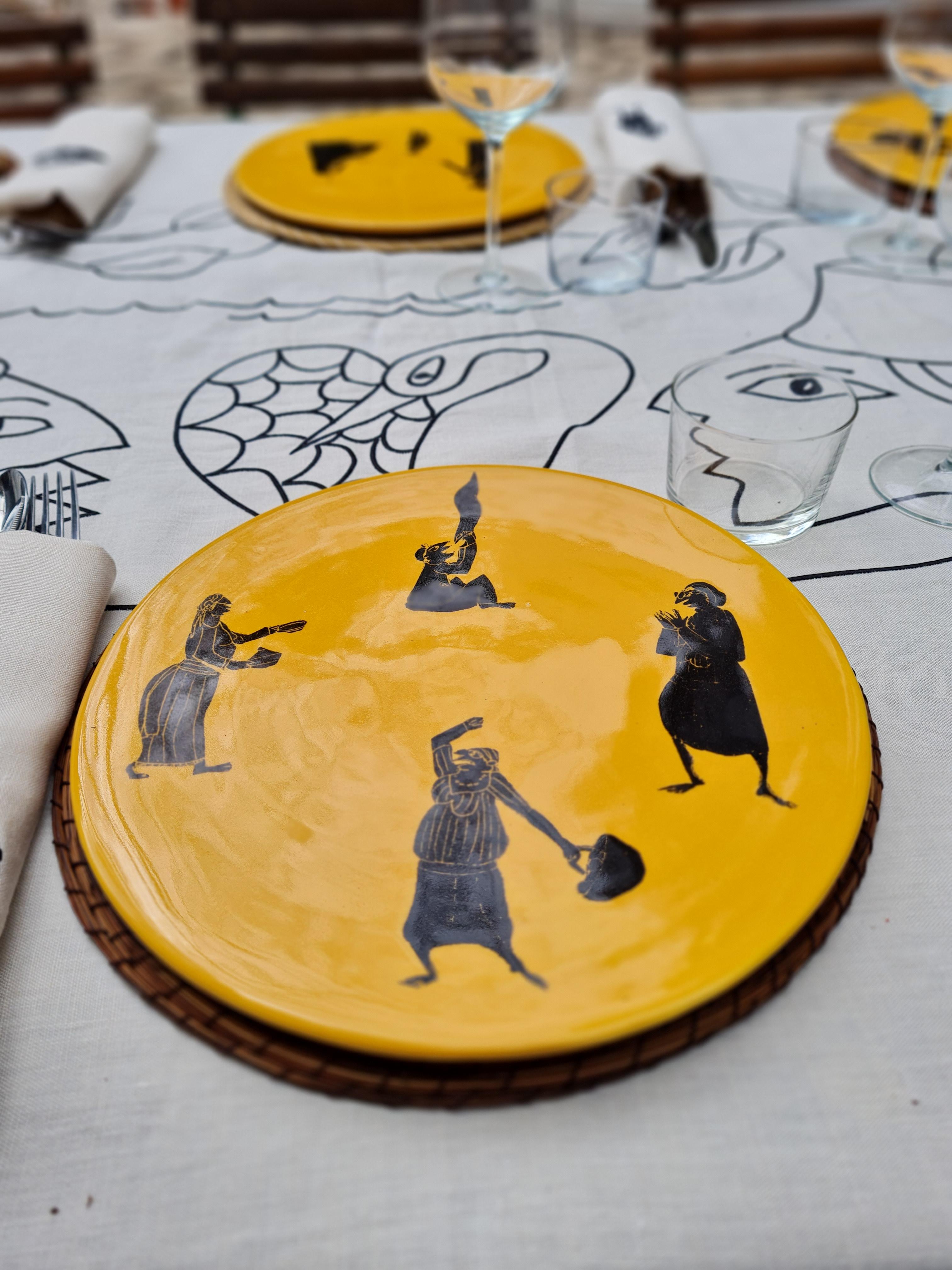 Entdecken Sie die Collection MEDINA, eine exklusive Serie von 10 Tellern mit einem Durchmesser von 30 cm, bei der jedes Design eine Geschichte erzählt, die von der traditionellen tunesischen Folklore inspiriert ist. Diese einzigartige, von der