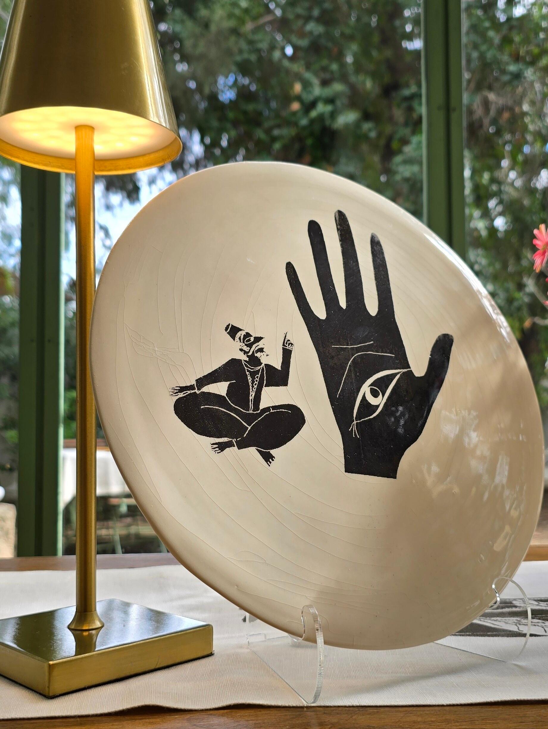 Entdecken Sie die Collection MEDINA, eine exklusive Serie von 10 Tellern mit einem Durchmesser von 30 cm, bei der jedes Design eine Geschichte erzählt, die von der traditionellen tunesischen Folklore inspiriert ist. Diese einzigartige, von der