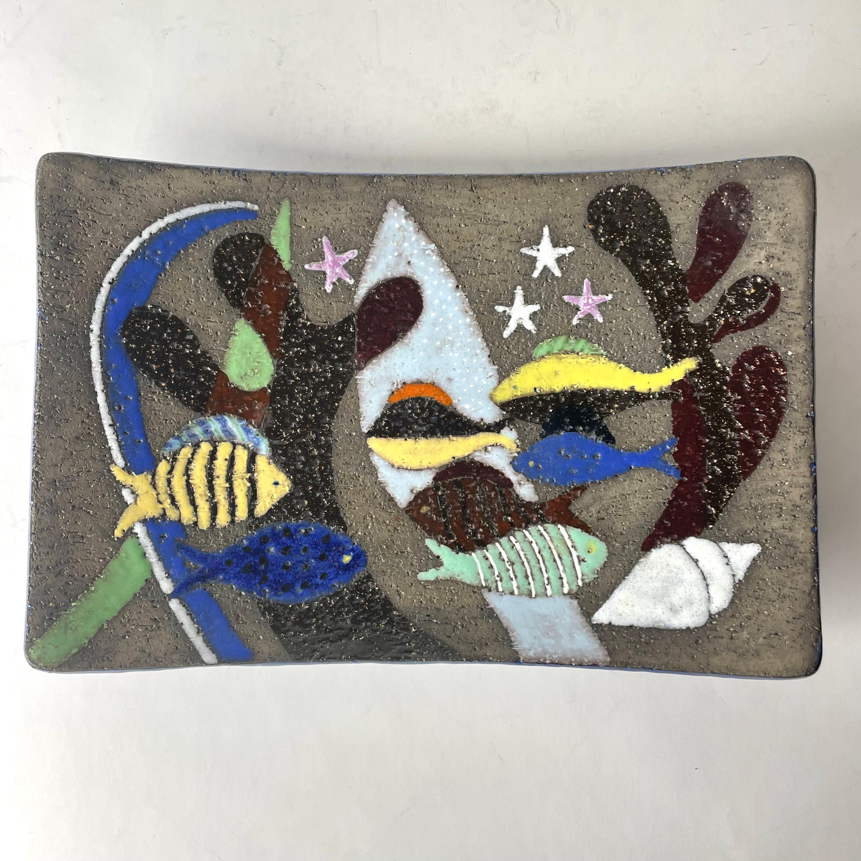 Decorative eartenware fruit platter by Anna-Lisa Thomson, Uppsala Ekeby, Sweden. Mid 20th Century. Beautifully decorated with fishes in various colors from late 1940s or early 1950s

Wear consistent with age and use 