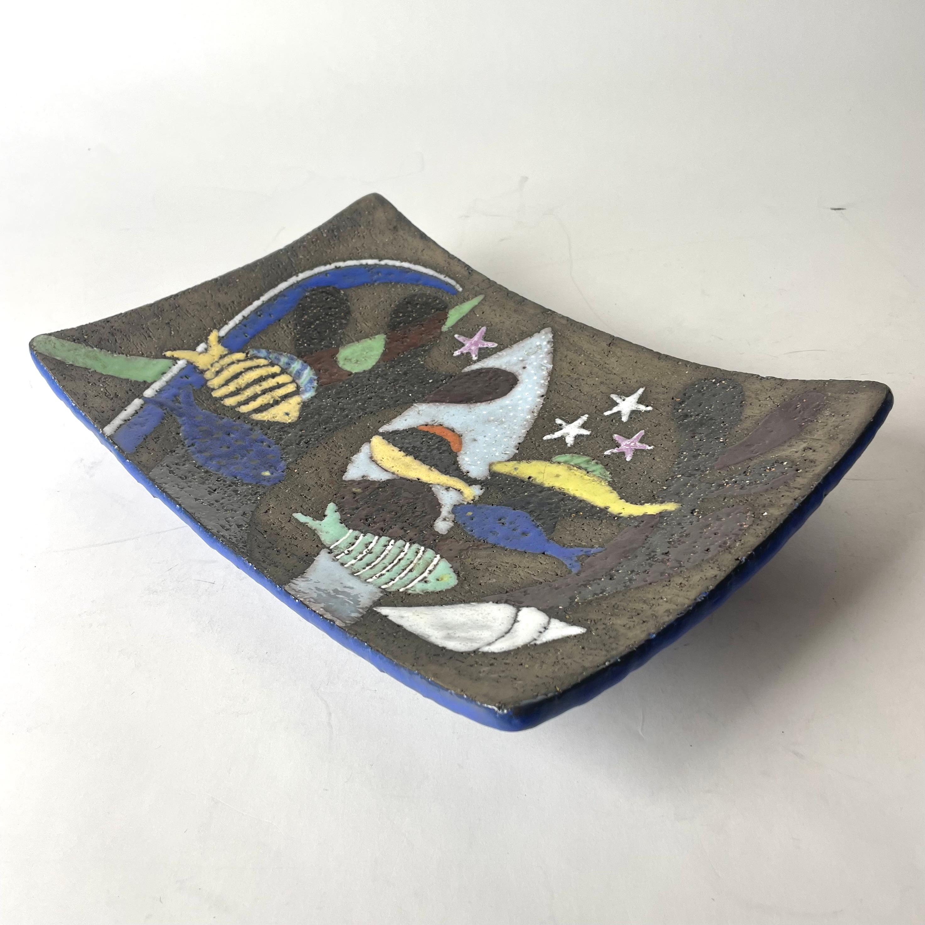Mid-Century Modern Decorative eartenware fruit platter by Anna-Lisa Thomson. Mid 20th Century For Sale
