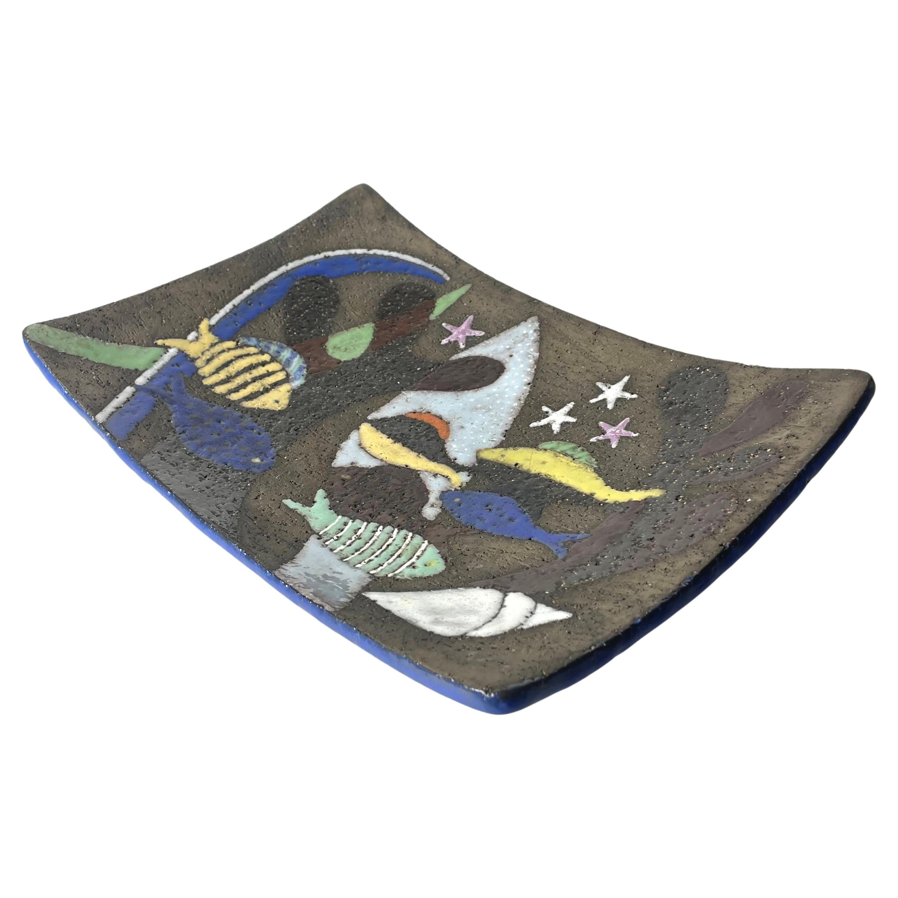 Plato decorativo de fruta eartenware de Anna-Lisa Thomson. Mediados del siglo XX