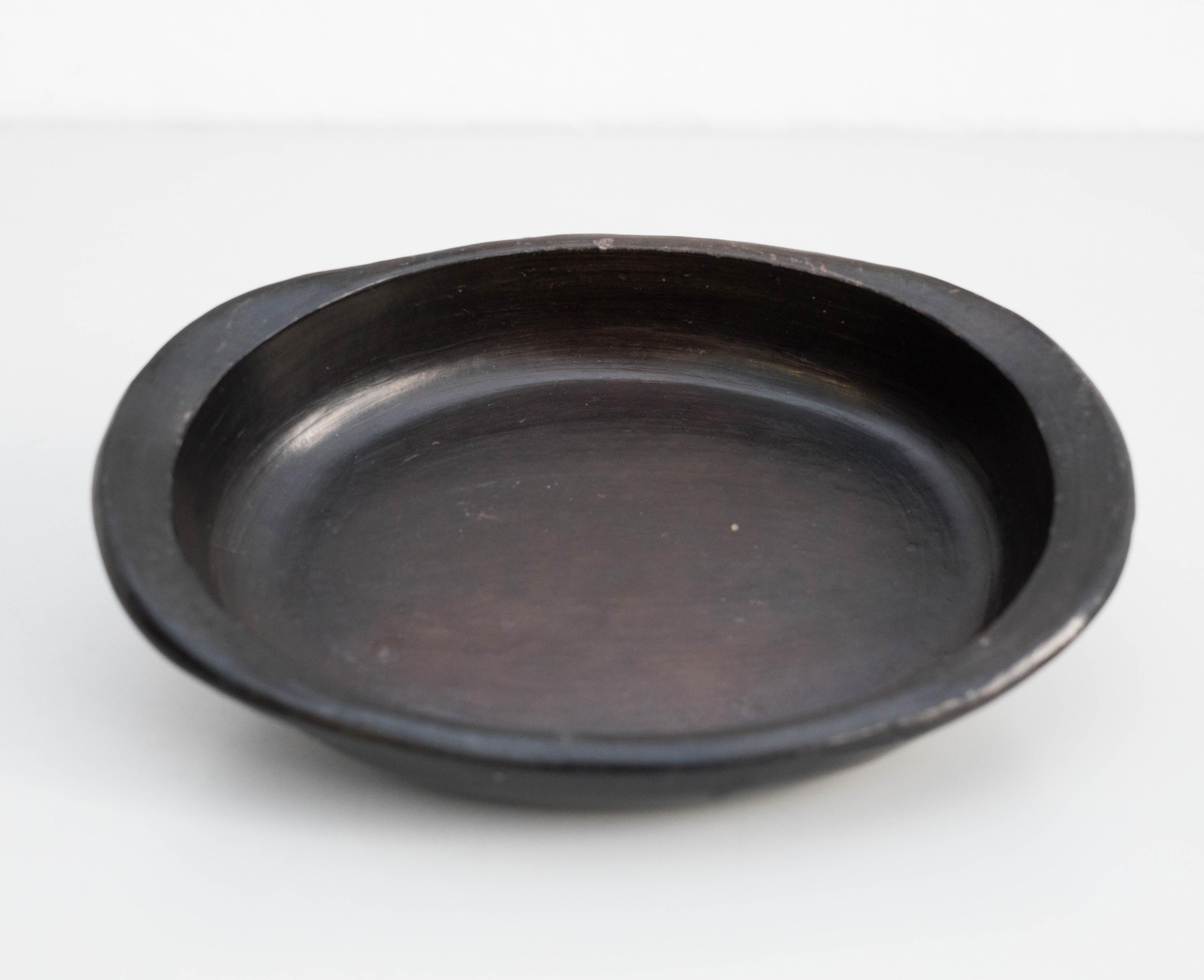 Decorative earthenware tray, by an unknown designer.
Manufactured in Spain, circa 1950.

In good original condition, with minor wear consistent with age and use, preserving a beautiful patina.

Materials:
Earthenware.